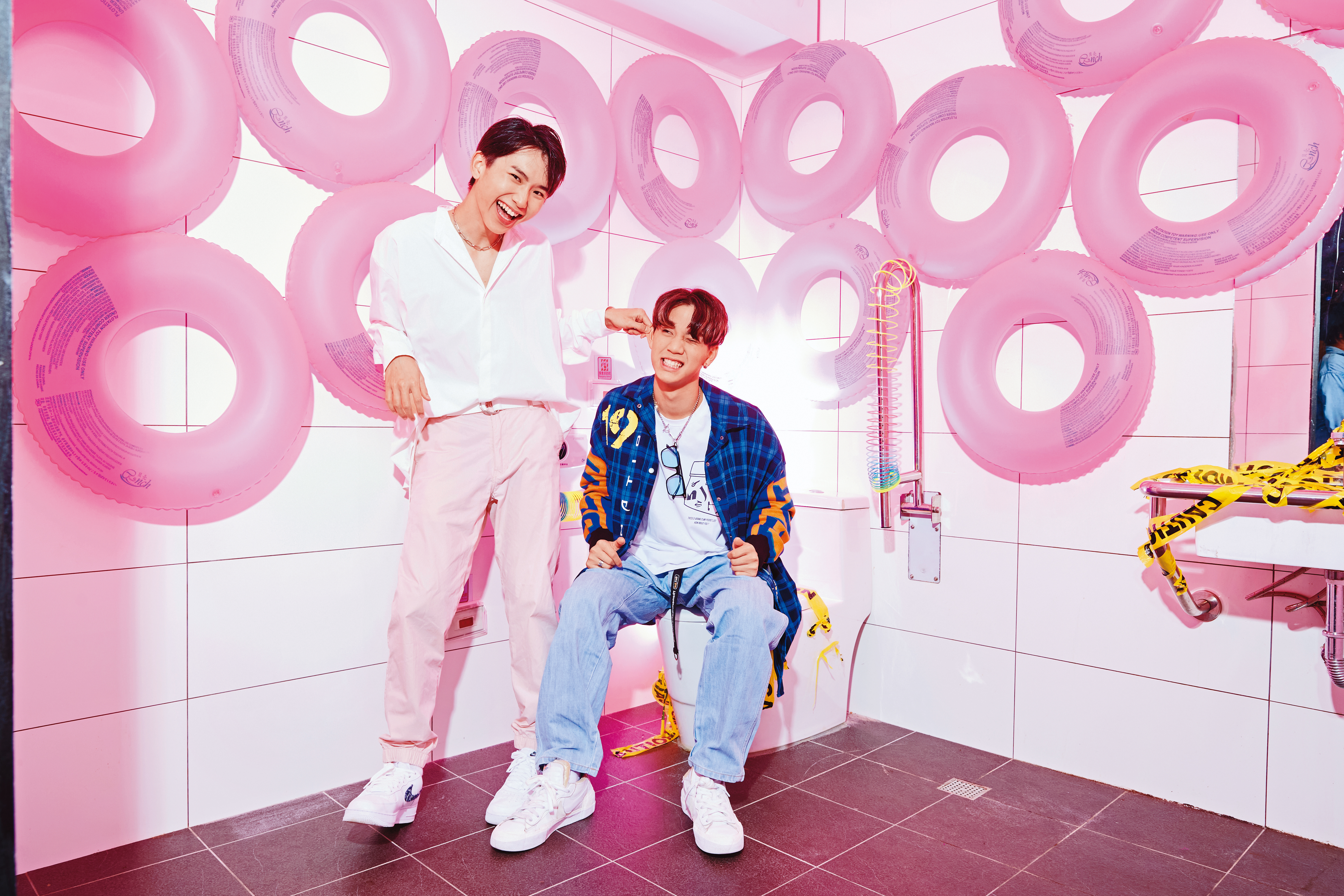 團長黃莑茗(左)和團內舞蹈擔當李秉諭(右)接受本刊專訪,透露因為被分配到走可愛風的水星,開始受到不少「彩虹族群」喜愛。