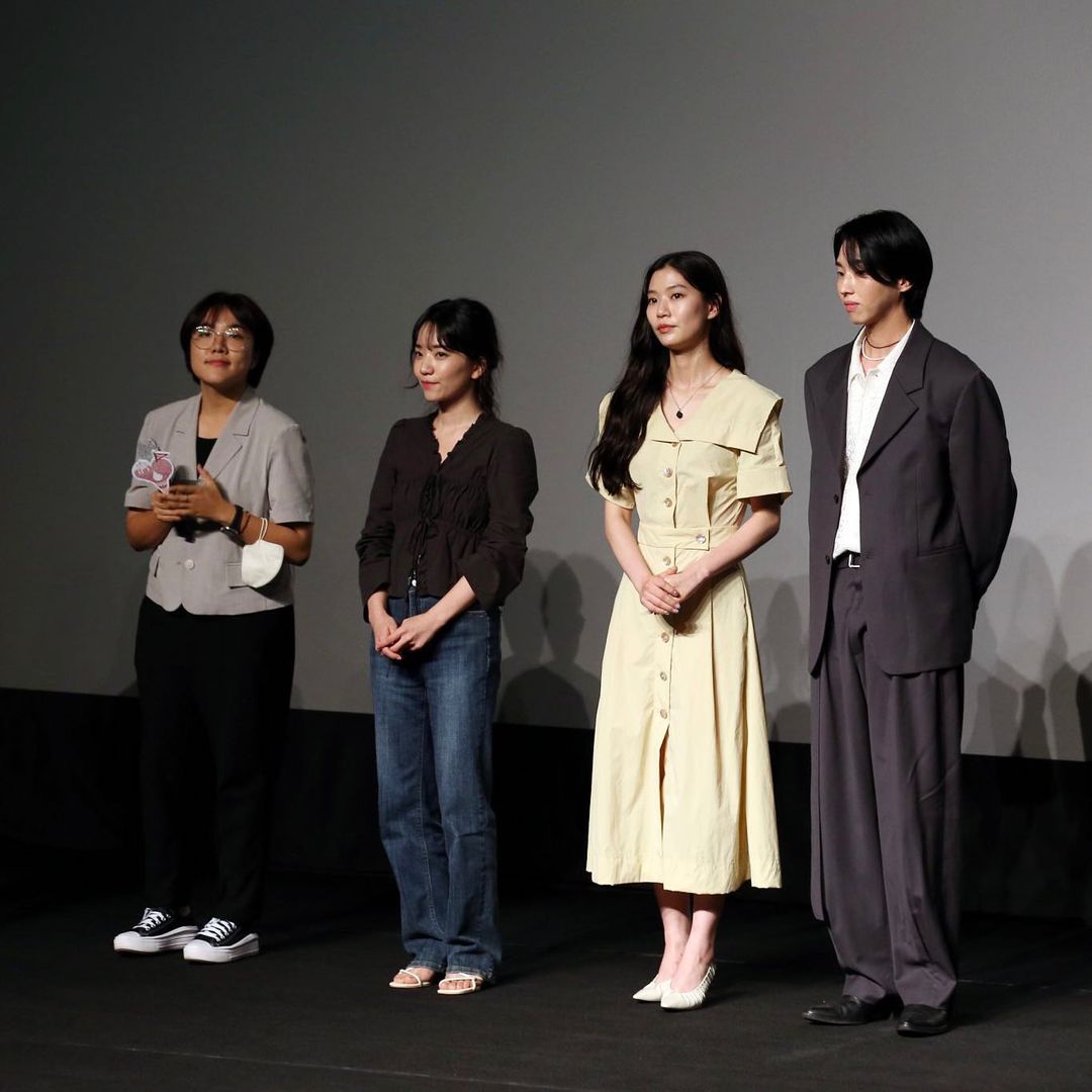 《語意錯誤》導演金率挺(左)與配角們出席富川影展的放映活動。(翻攝自宋智歐Instagram)