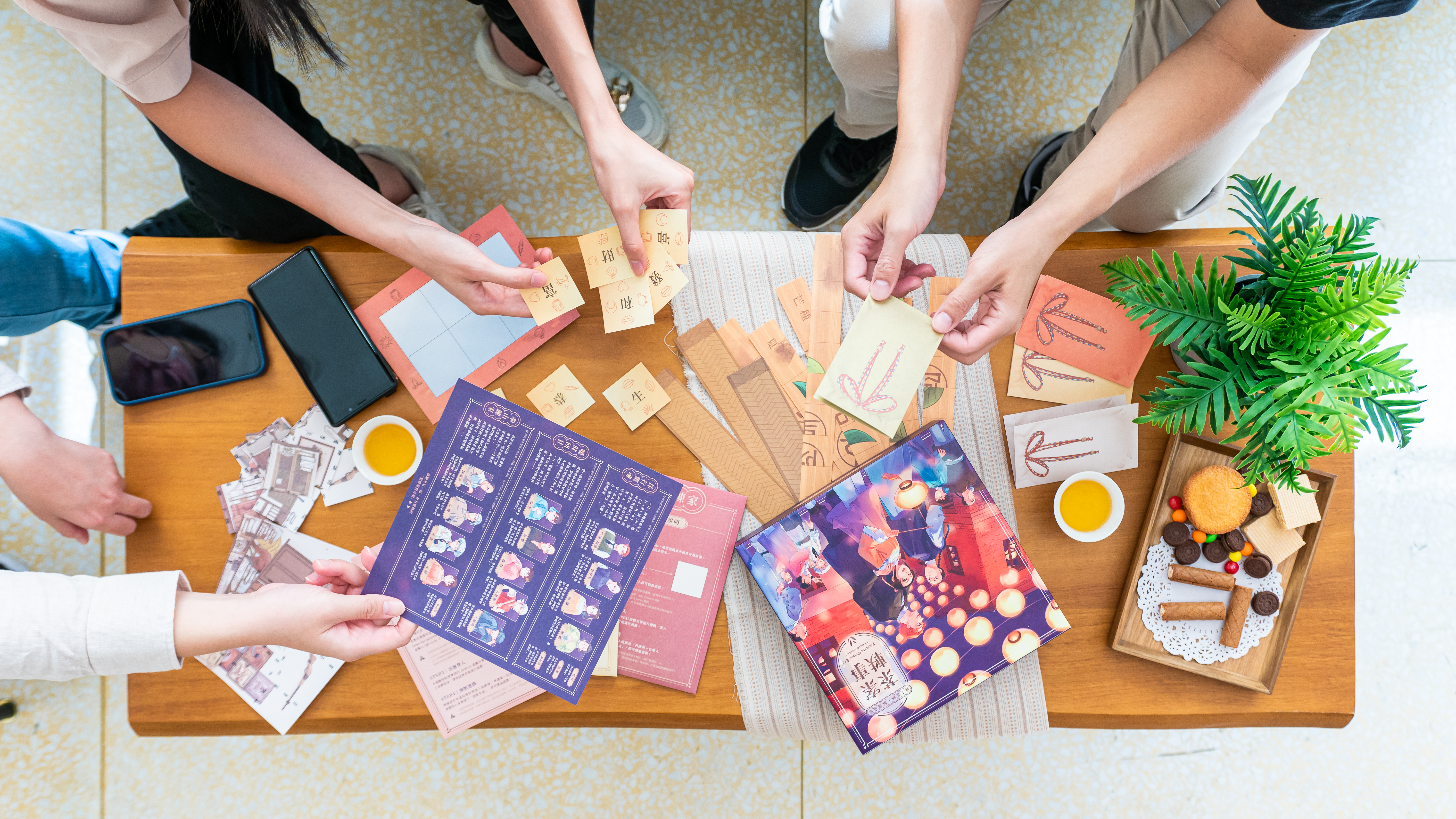 解謎桌遊《異人茶跡：茶案軼事》由3個短篇故事組成，需要2至4位玩家合作遊玩。（聚樂邦提供）