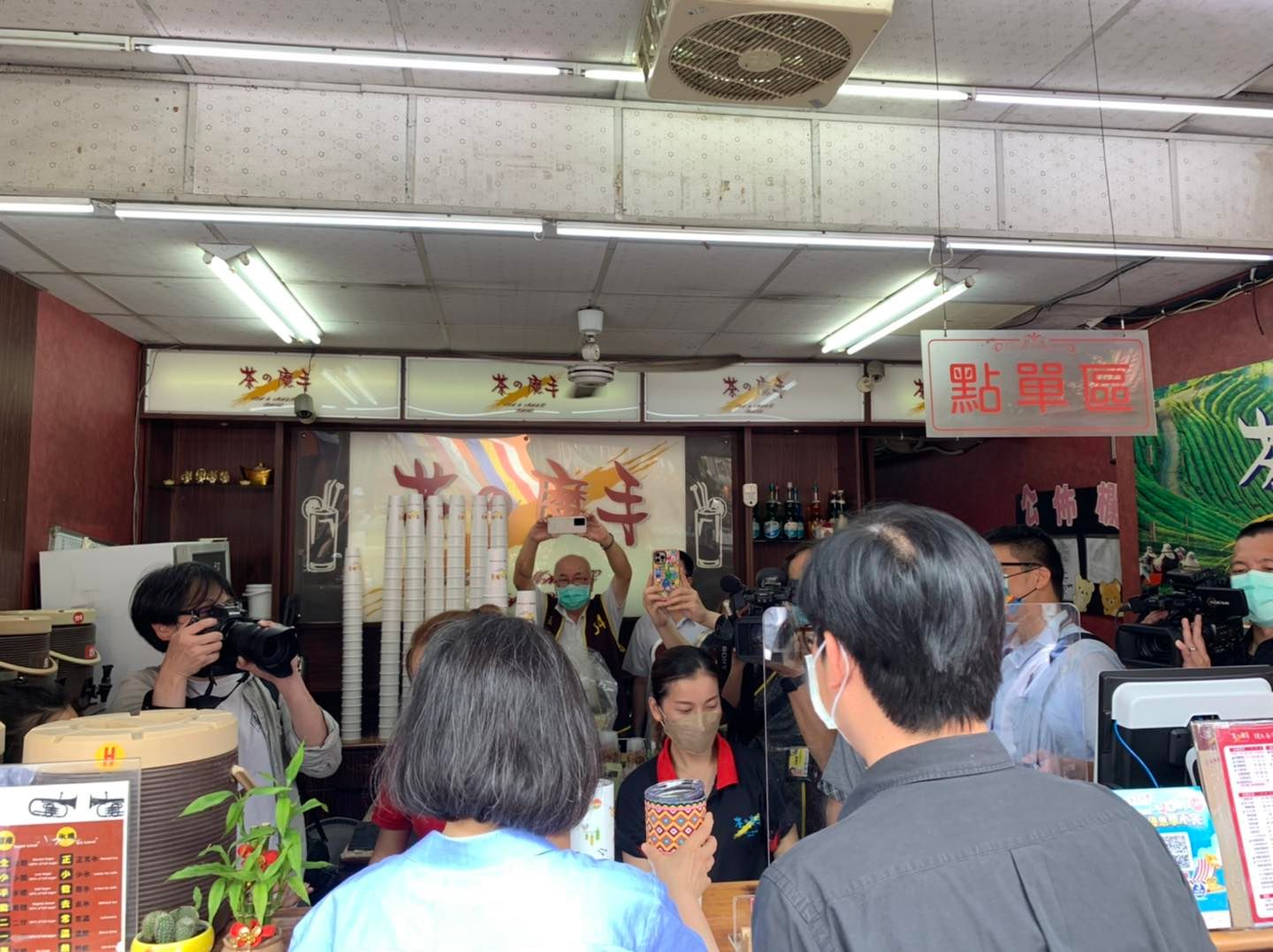 台灣基進新聞部副主任陳子瑜也在臉書PO出蔡英文和陳其邁點餐的背影照。(翻攝自陳子瑜臉書)