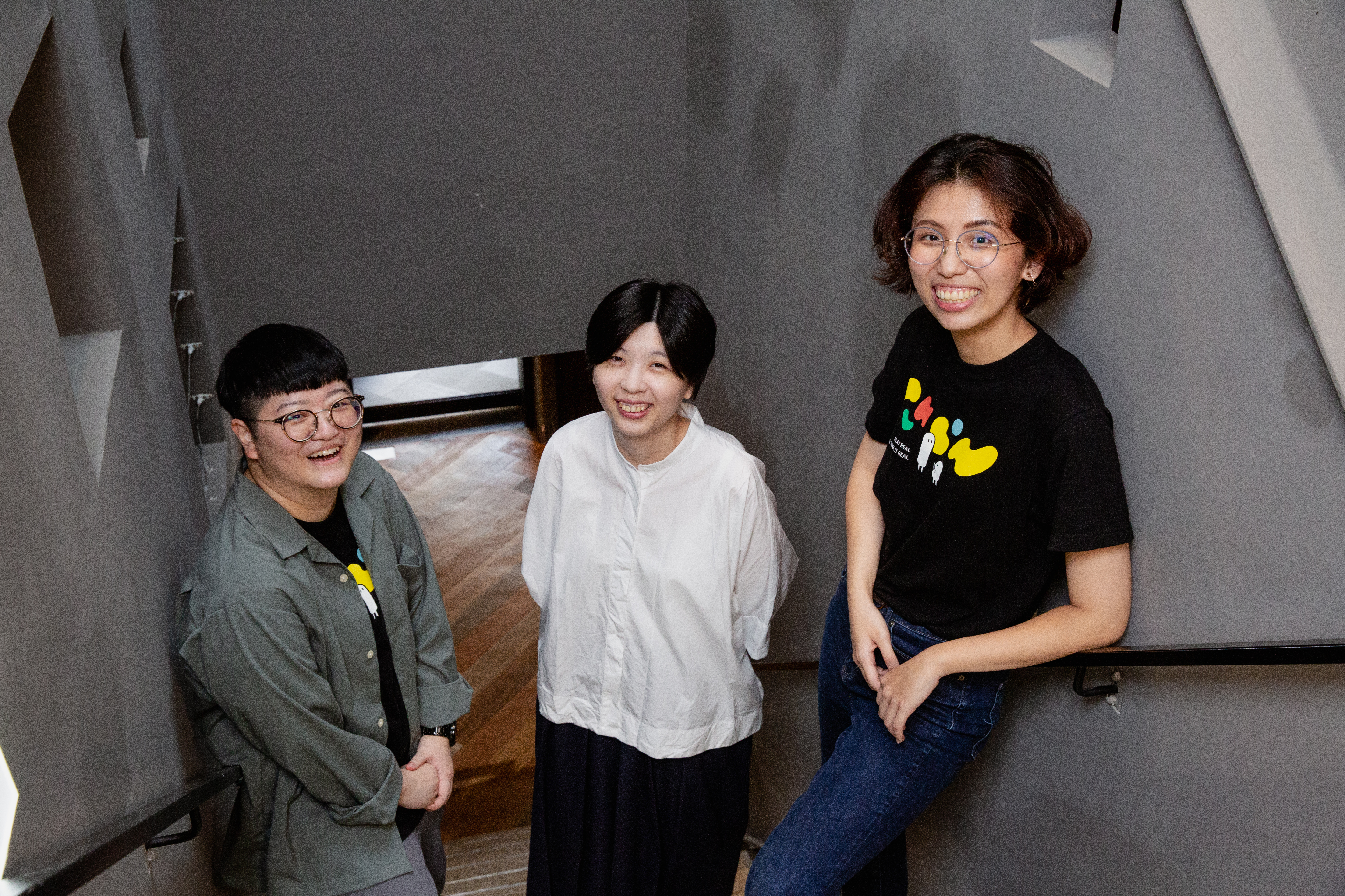 《異人茶跡》解謎桌遊由漫畫原著張季雅（中）負責監修。左為聚樂邦產品經理蕭雅馨，右為行銷企畫吳雁婷。