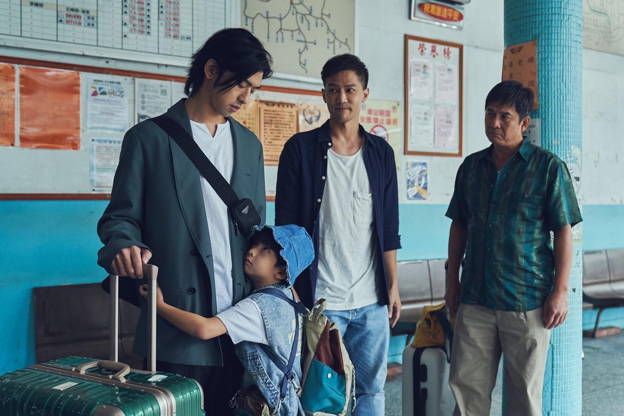 陳柏霖和戲裡的飾演良良的童星搭檔告別。(Disney+提供)