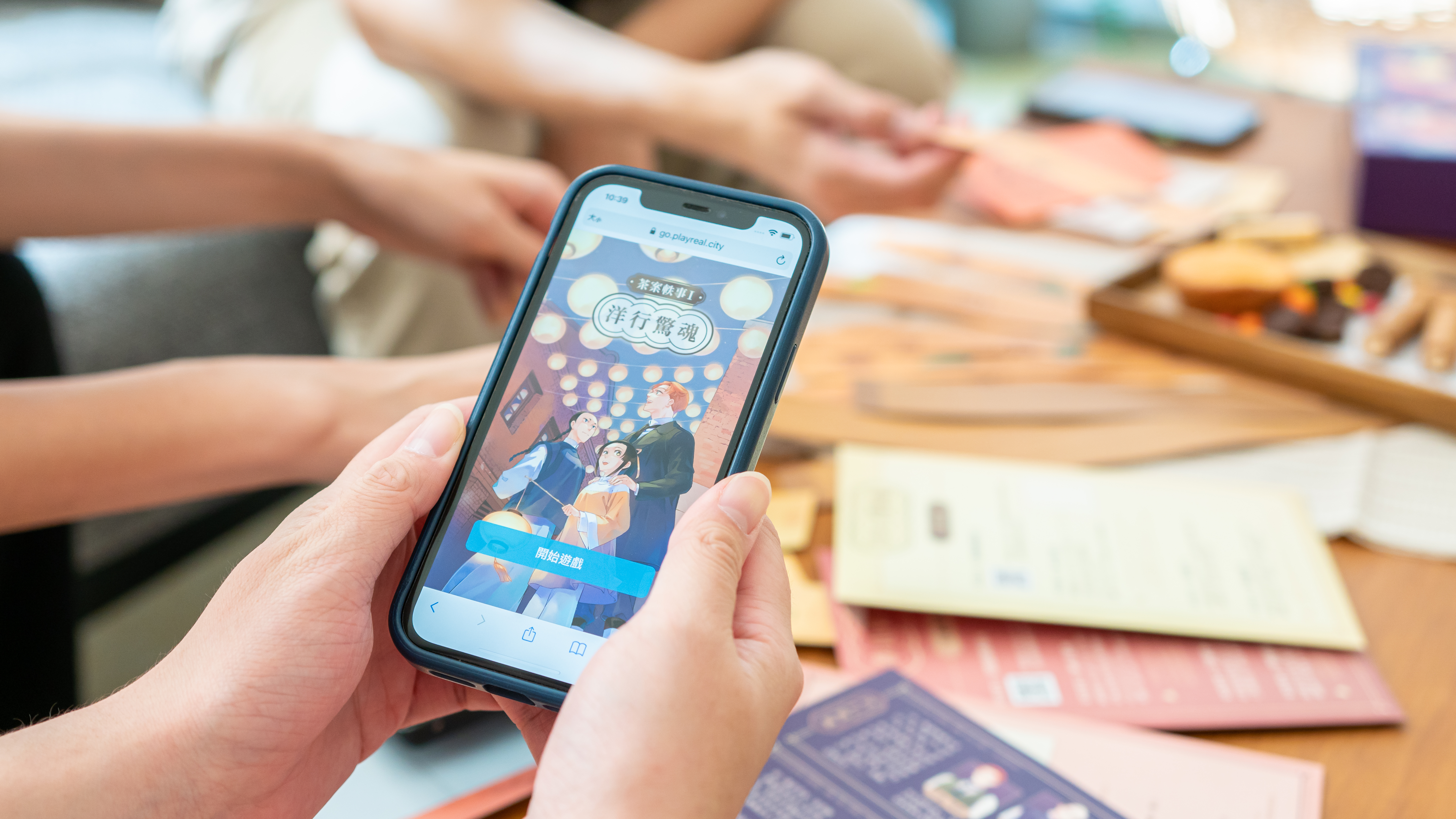 解謎桌遊需要搭配手機與網路，採一次性體驗，無法重複遊玩。（聚樂邦提供）