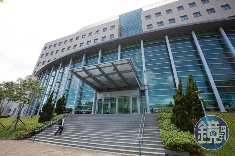 新北市某國小教師與學生母親發生性行為，又在臉書恐嚇其丈夫，導致被解聘，沒想到他不服提告校方。（本刊資料照）