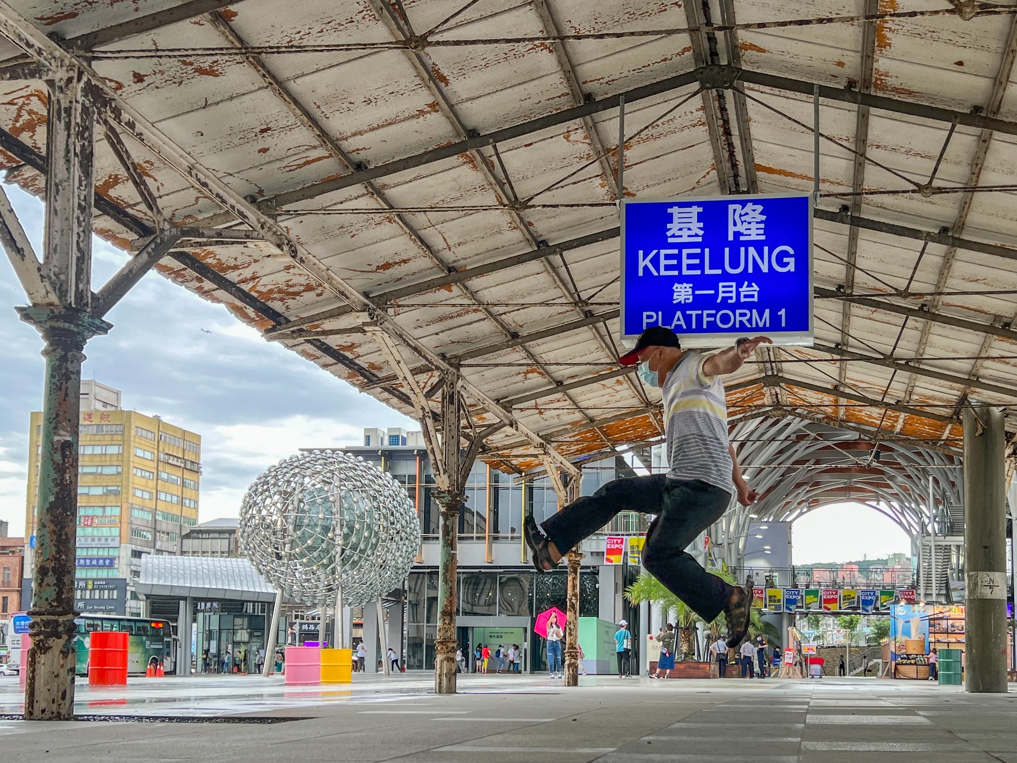 保留的雕花雨棚以第一月台燈箱喚起回憶。