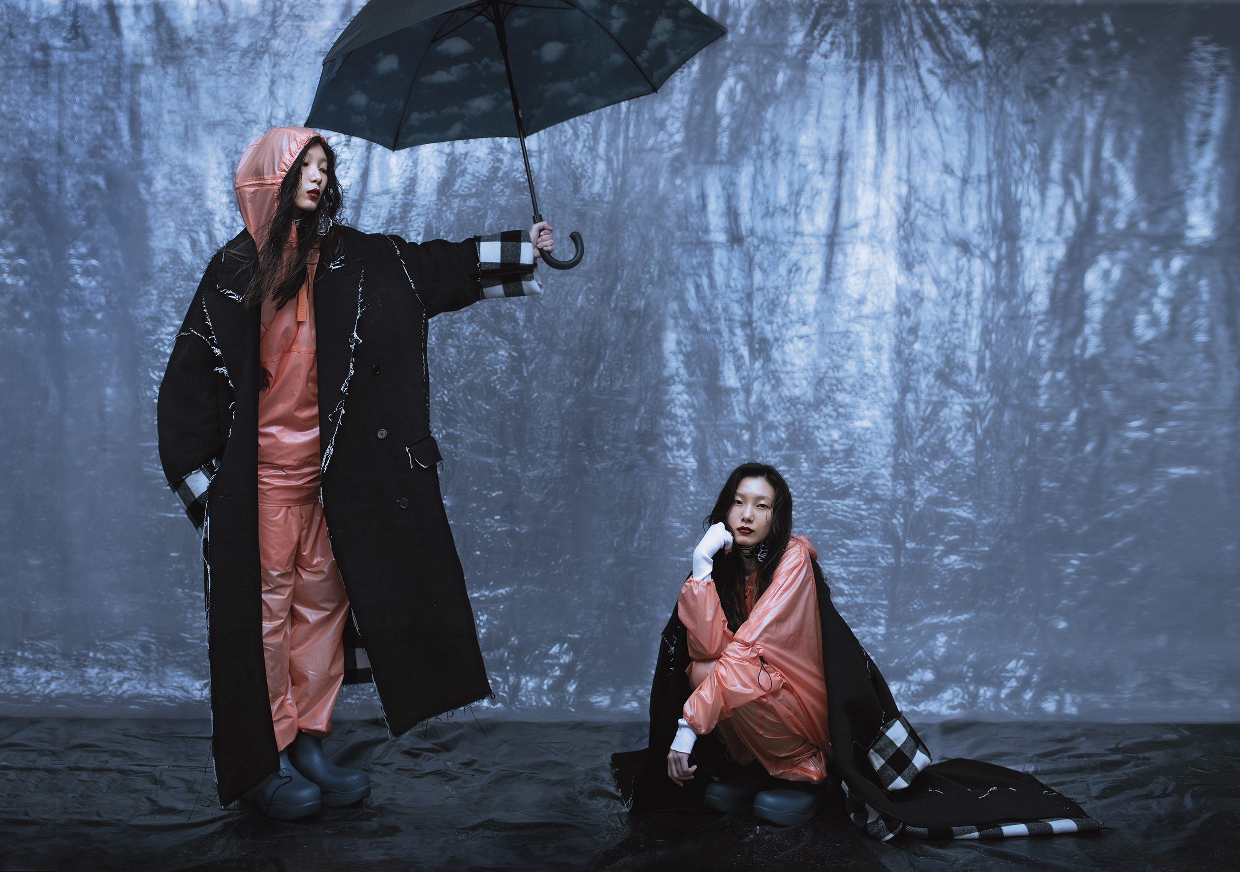 黑色內格紋布收邊大衣，NT$100,100 by BALENCIAGA；黃昏橙超輕量透氣雨衣，NT$8,180 by RAINS；黃昏橙Ultralight合身雨褲，價格店洽 by RAINS；幾何高領長袖內搭，價格店洽 by PRADA Puddle；湖水藍橡膠靴，價格店洽 BOTTEGA VENETA；冰藍色不規則造型耳環，價格店洽 by GIORGIO ARMANI。