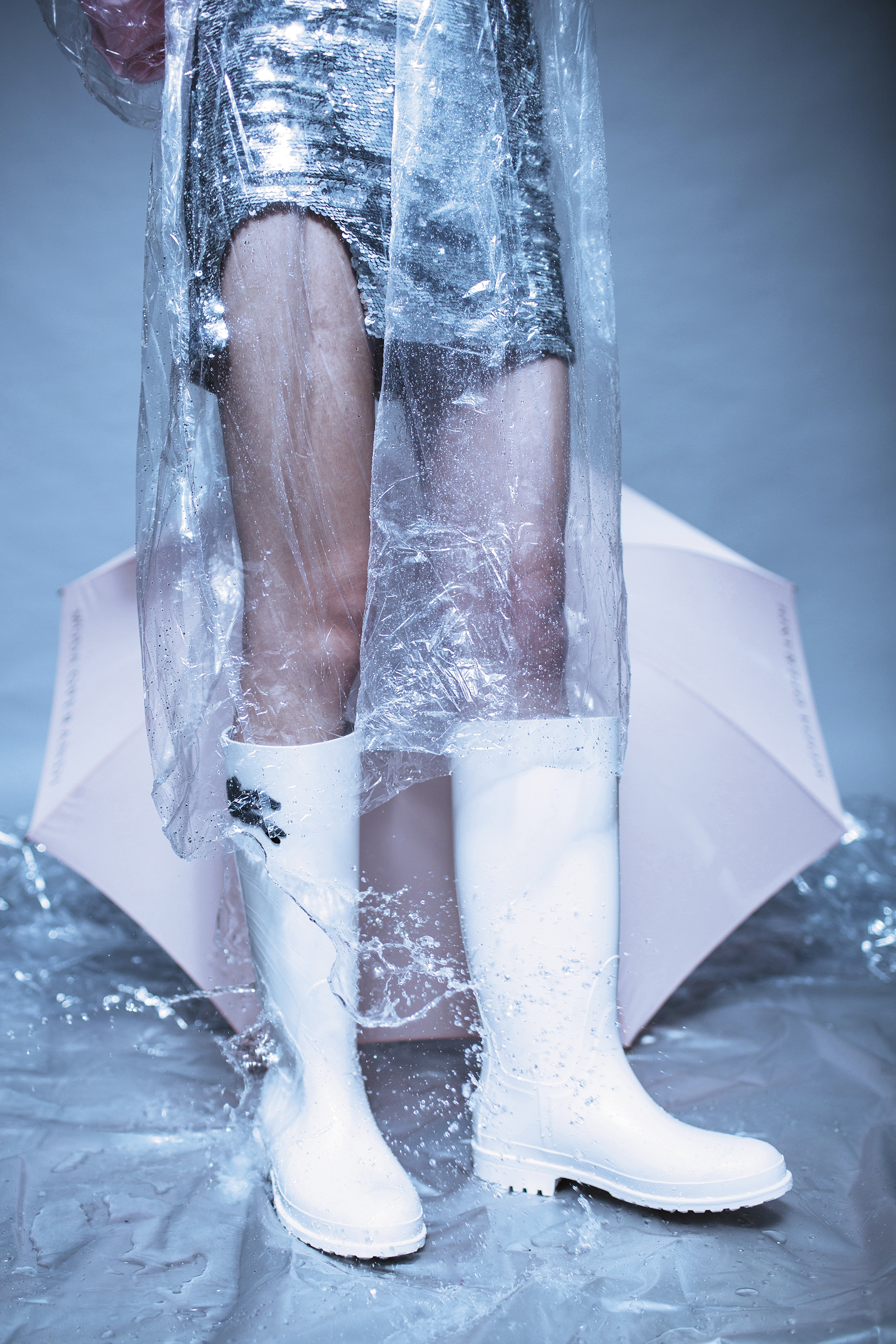 銀色亮片短裙，價格店洽 by H&M；白色高筒雨靴，NT$8,100 by LONGCHAMP。