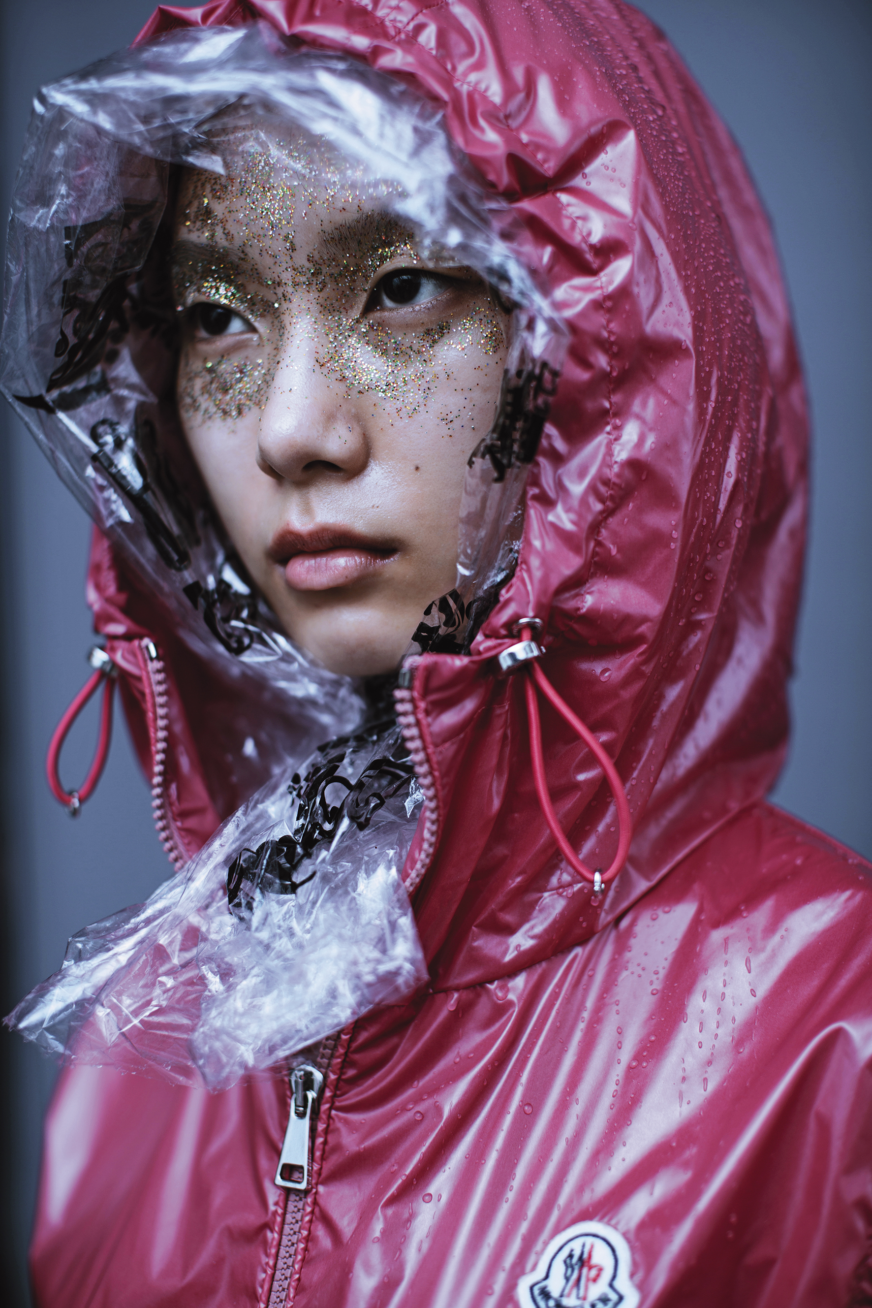 粉色短版亮面羽絨背心，NT$26,100 by MONCLER。