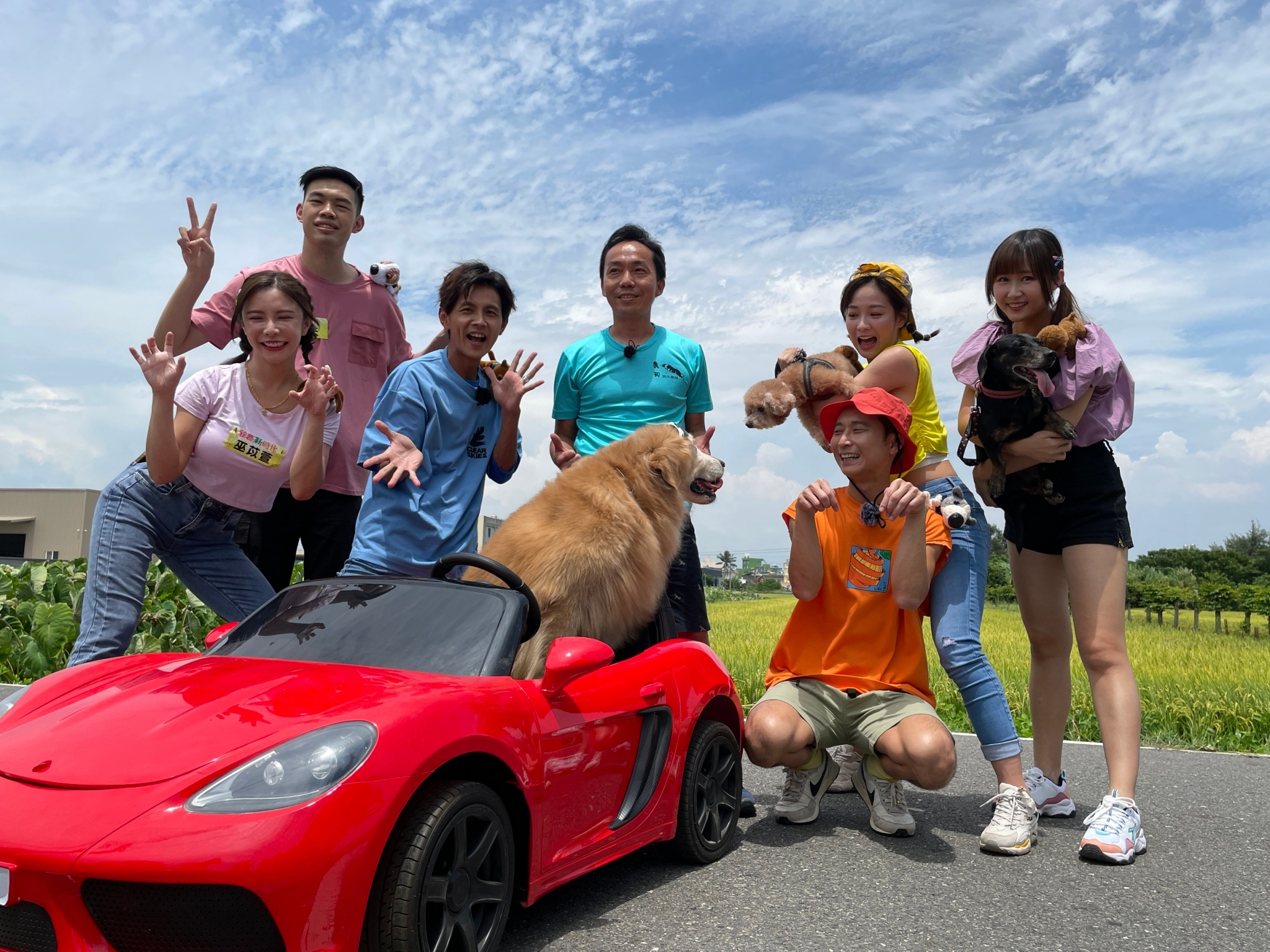 綜藝新時代》職人好厲害最新一集,浩子、阿翔、籃籃、陳大天、巫苡萱、希希,日前帶大家到彰化鹿港體驗寵物訓練師。(民視提供)