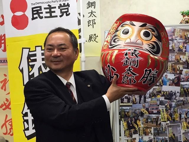 日本神奈川縣一名市議員，因在行駛的列車中突露出下體，經市民報警後，被依公然猥褻罪逮捕。 （翻攝俵鋼太郎IG）