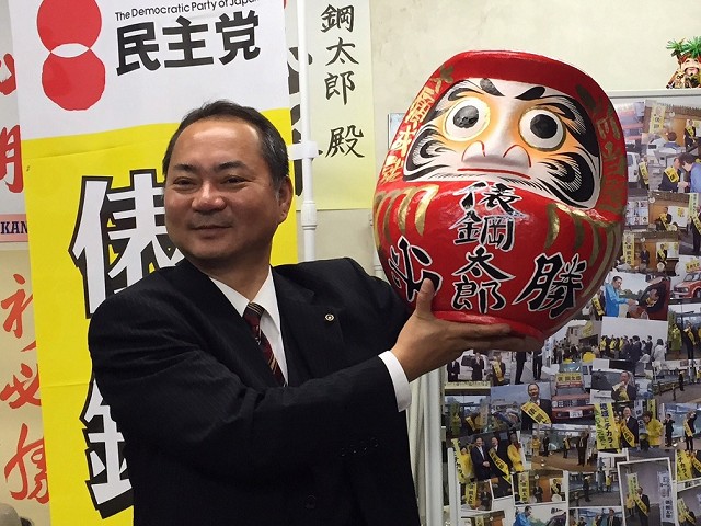 日本神奈川縣一名市議員，因在行駛的列車中突露出下體，經市民報警後，被依公然猥褻罪逮捕。 （翻攝俵鋼太郎IG）