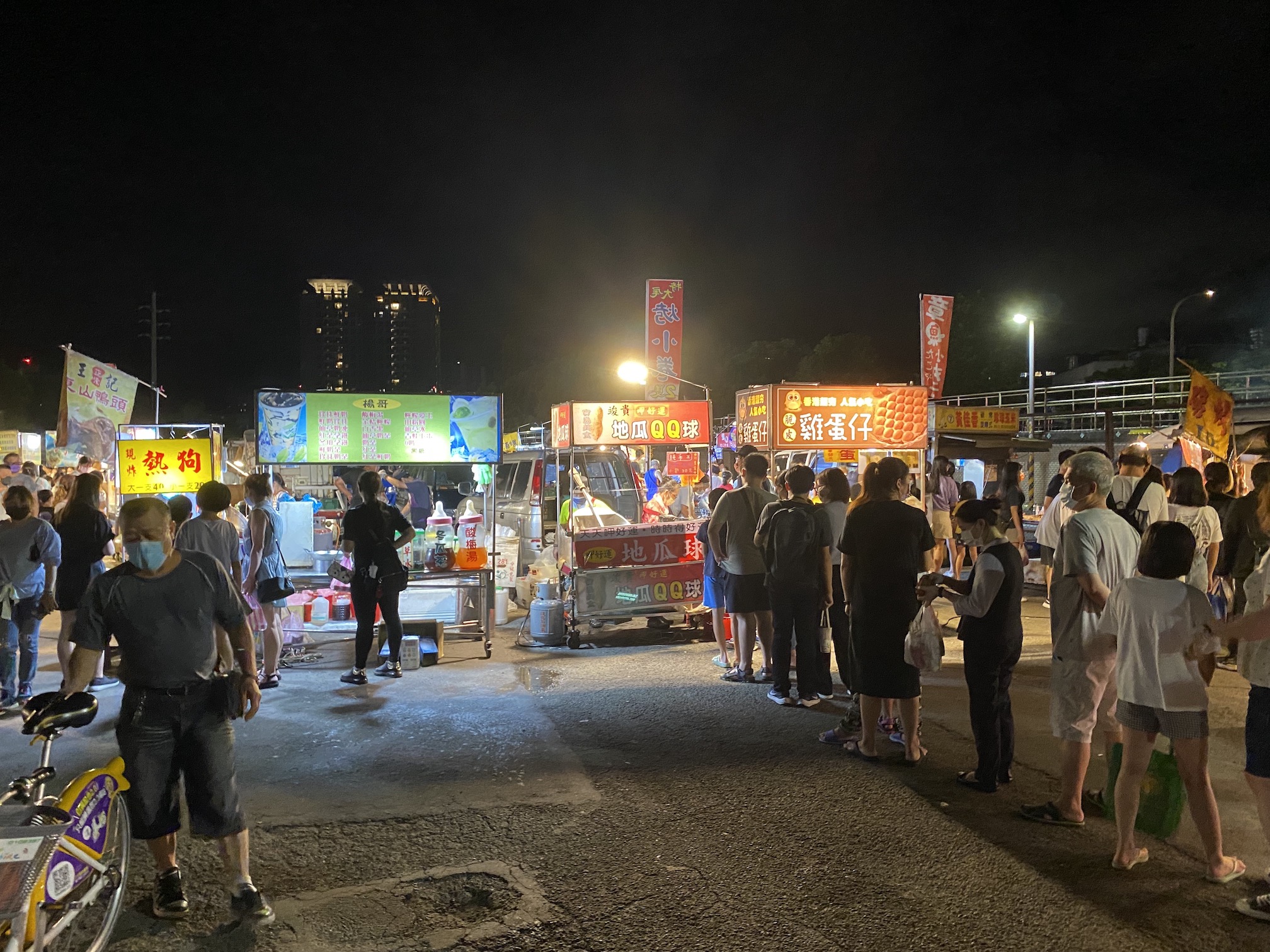 位於北捷南港展覽館站附近巷弄的「弘道街夜市」，在晴朗的週二、週五夜晚飄香熱鬧。