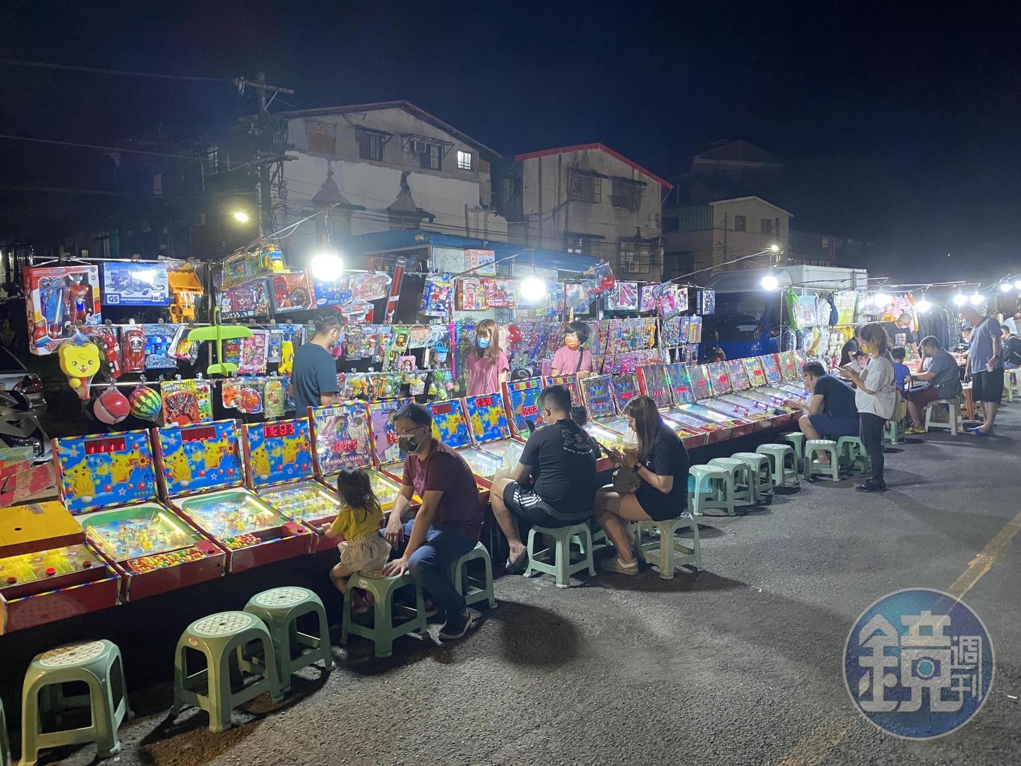 夜市後方主要是打彈珠、套圈圈等遊戲攤位。