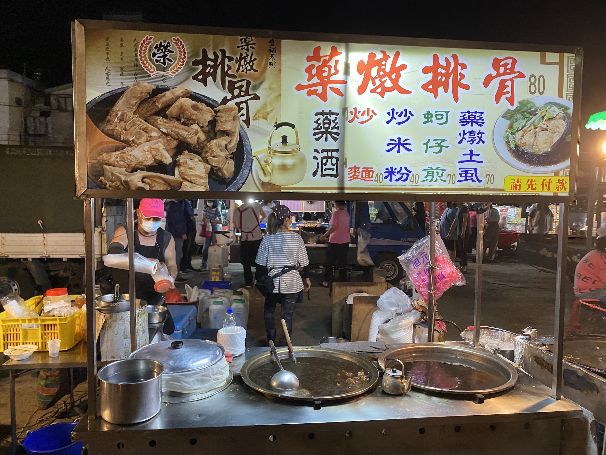 藥燉排骨雖是招牌，但我其實都吃蚵仔煎（小聲說）。