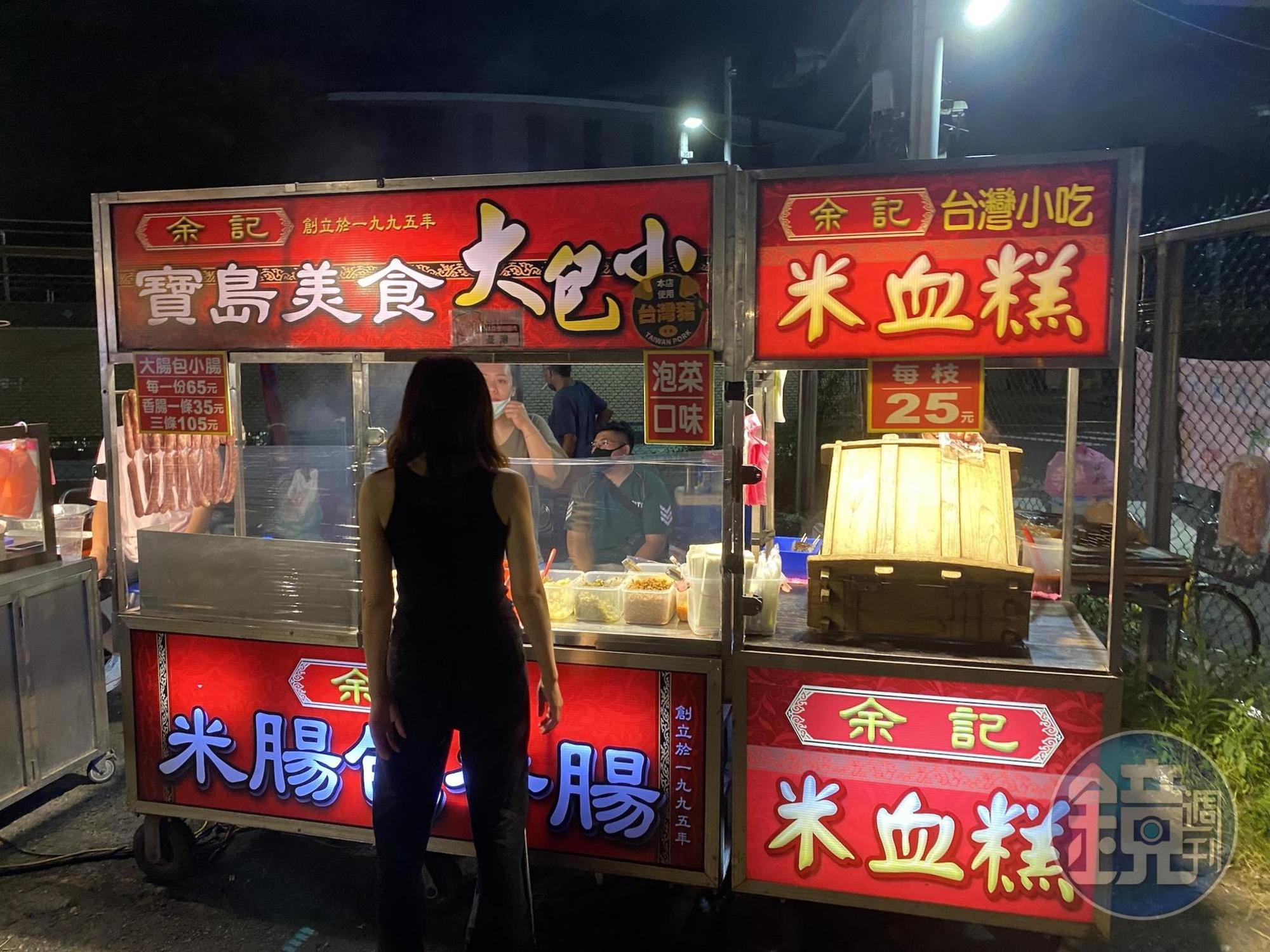 夜市入口的這家大腸包小腸也是經常排隊。