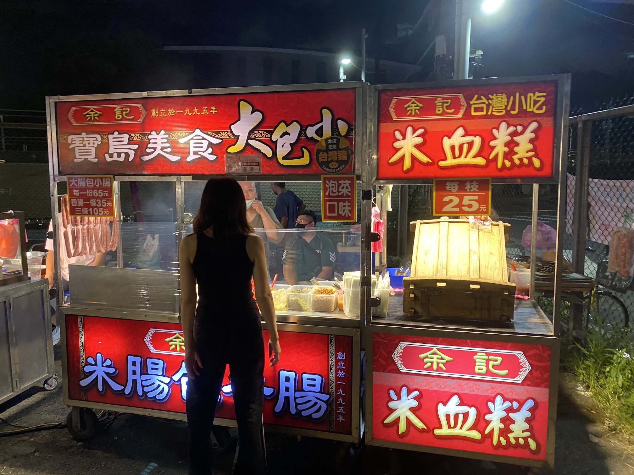 夜市入口的這家大腸包小腸也是經常排隊。