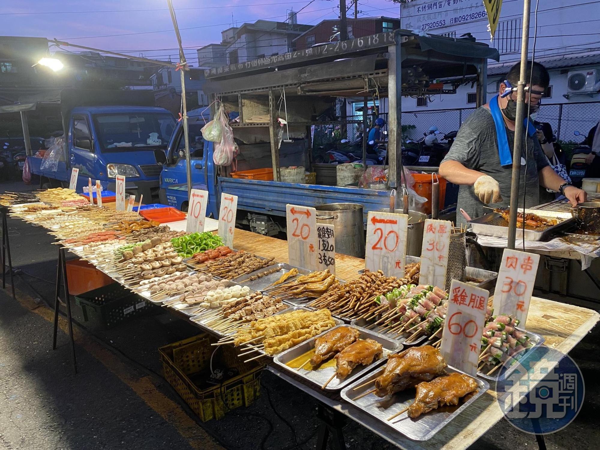 這家無名的炭烤每樣10元起，用料也頗新鮮。