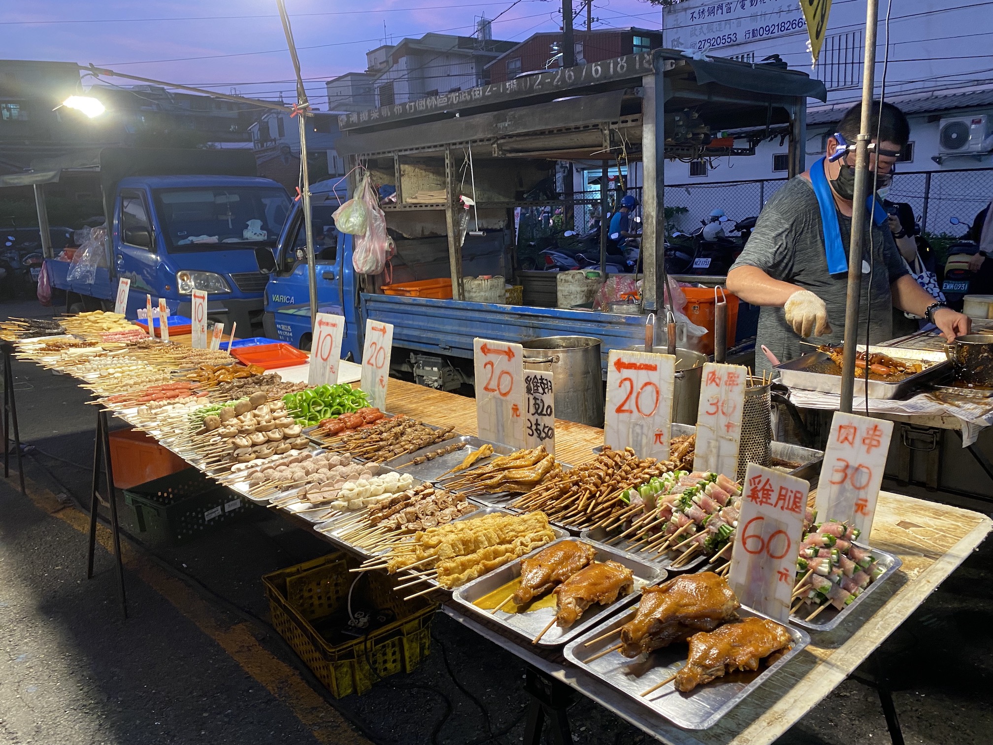 這家無名的炭烤每樣10元起，用料也頗新鮮。