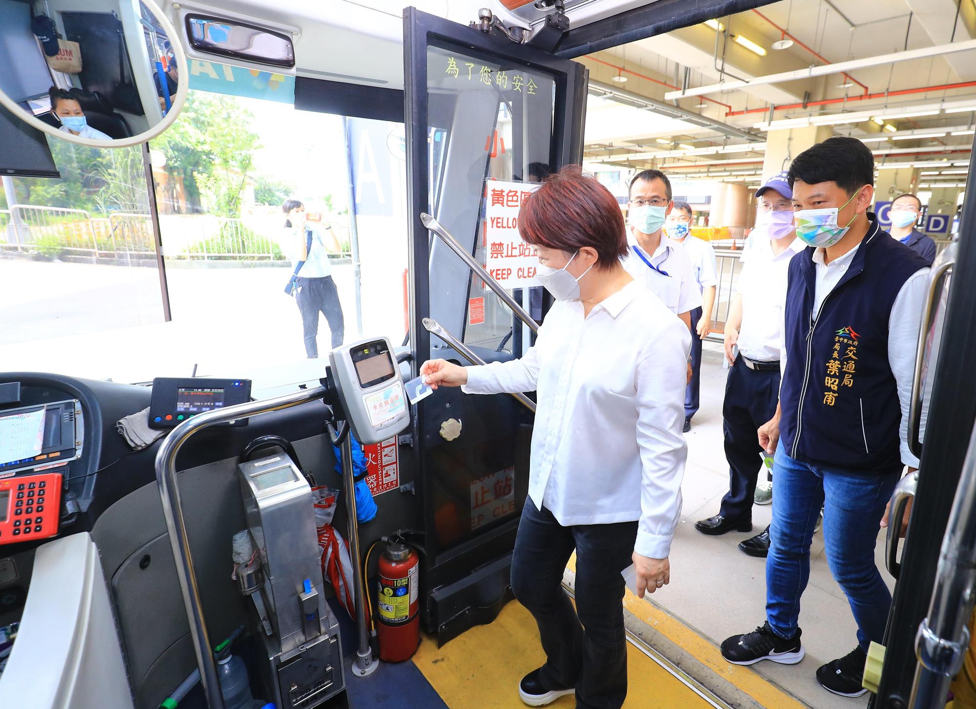 台中市長盧秀燕推動「雙十公車政策」,市民專享搭公車10公里內免費,超過10公里最多只要10元。