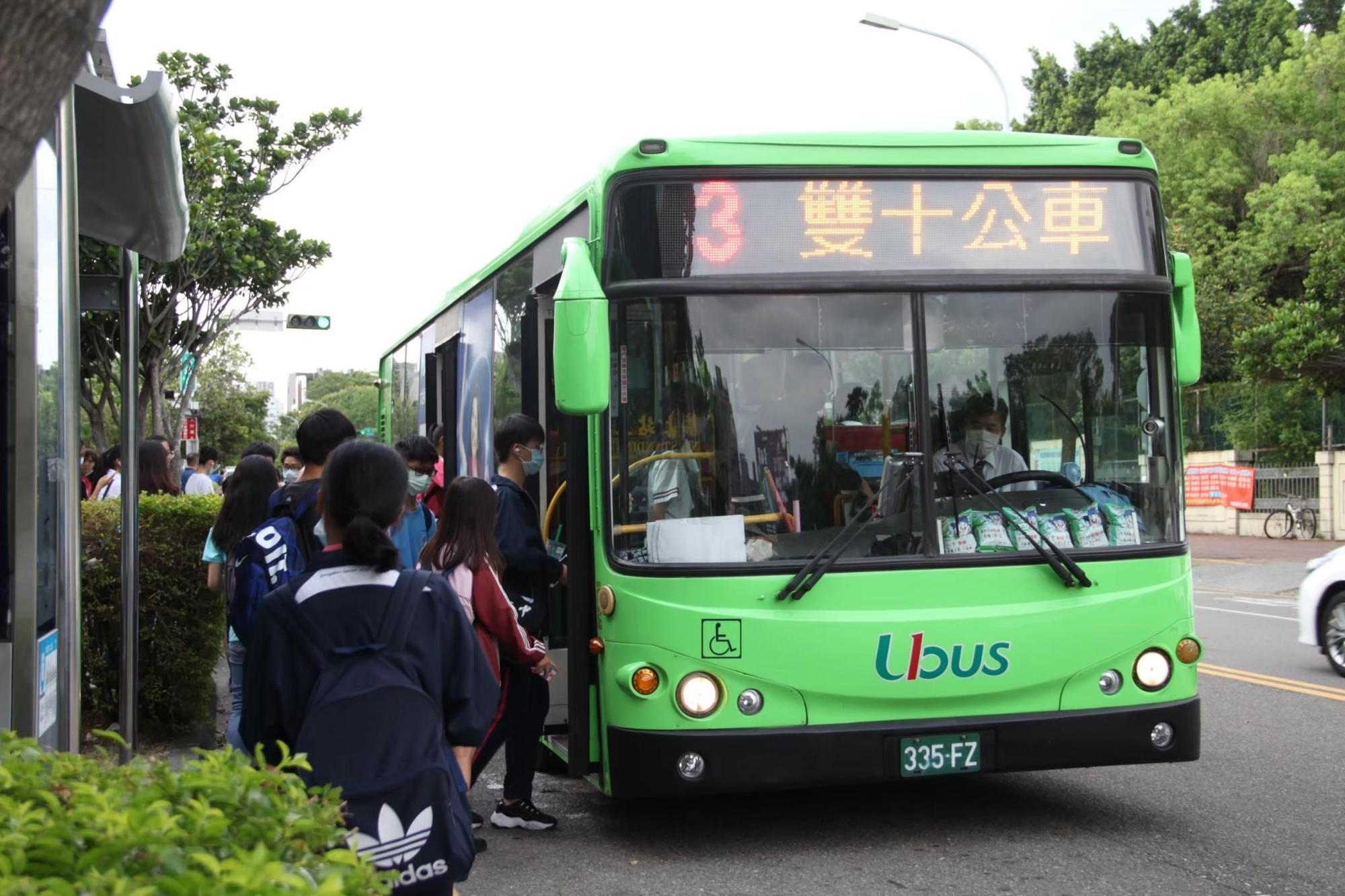 根據刷卡資料分析,以學生(6-24歲)搭乘比例最高,約占52%,有效減輕通勤、通學負擔,也讓政策優惠真正落實在市民身上。