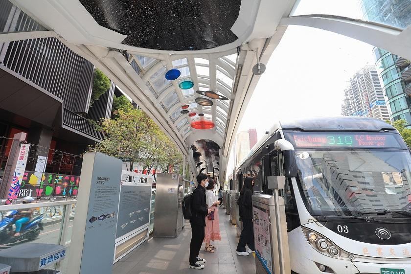 台中市民搭公車全國最優惠,綁卡突破150萬人,外縣市朋友也享有電子票證的優惠,台中公車票價友善又實惠。