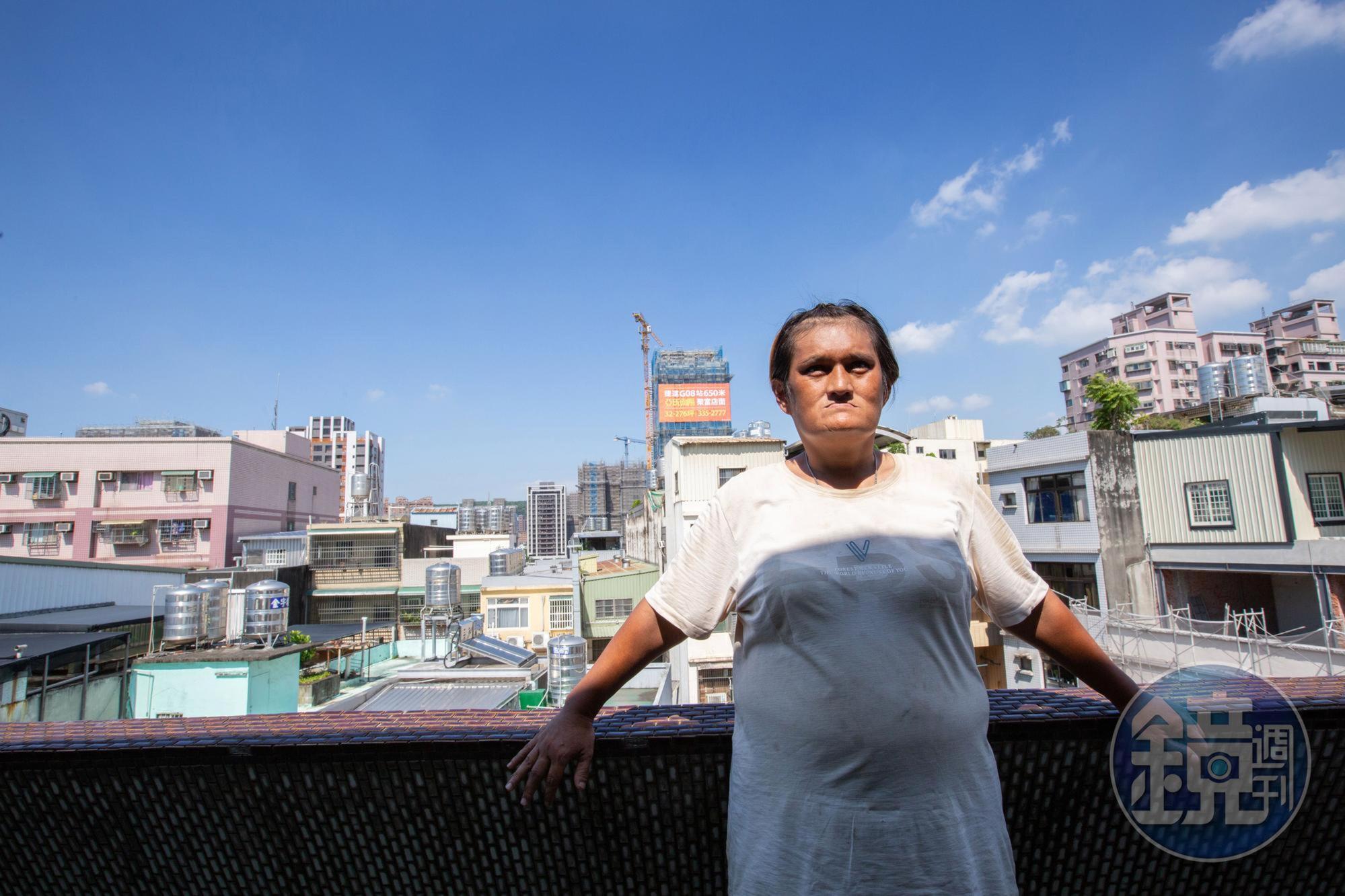 小淑是泰雅族原住民,僅有國小學歷,平日在工地打工。