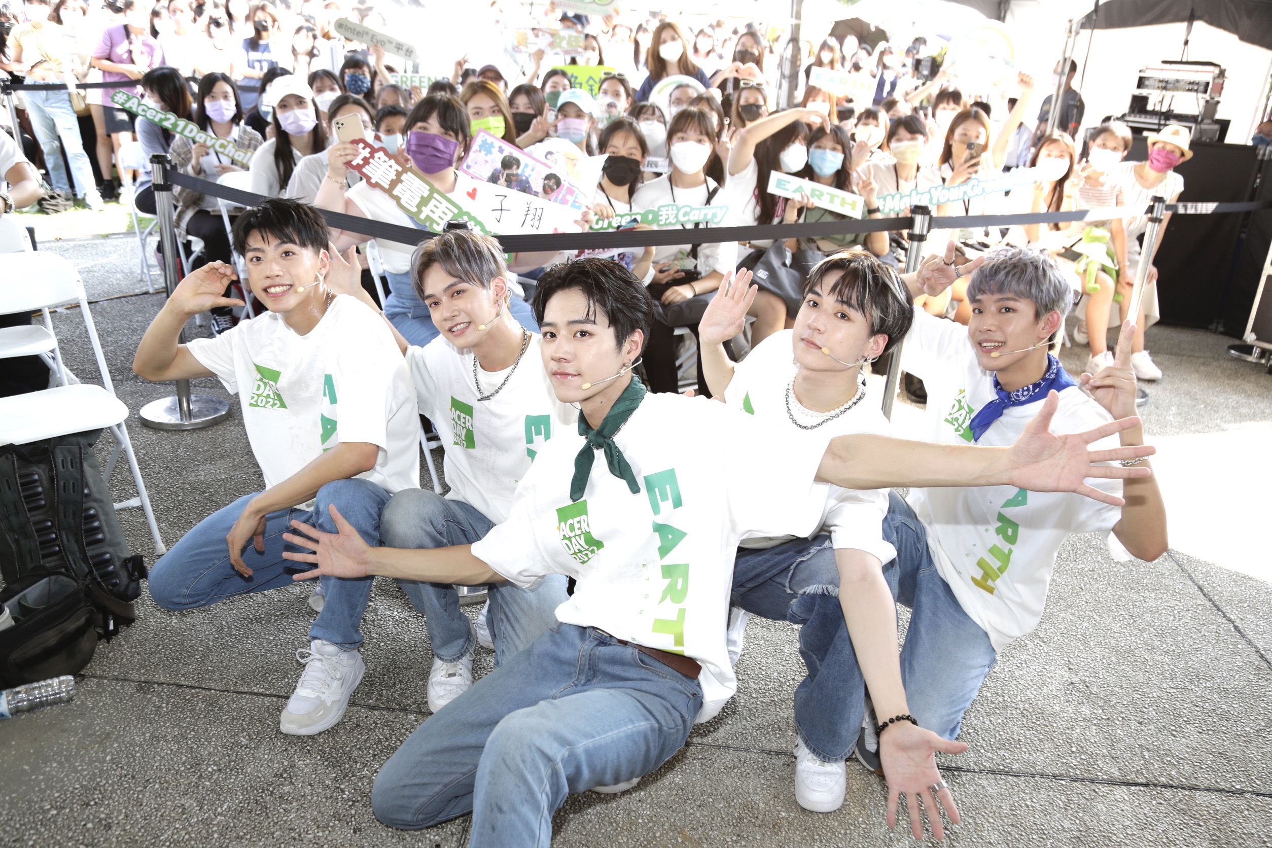 為了近距離與地球原子少年見面，幸運被抽中參與活動的粉絲，中午12點就到現場排隊，與偶像留下近距離合照。