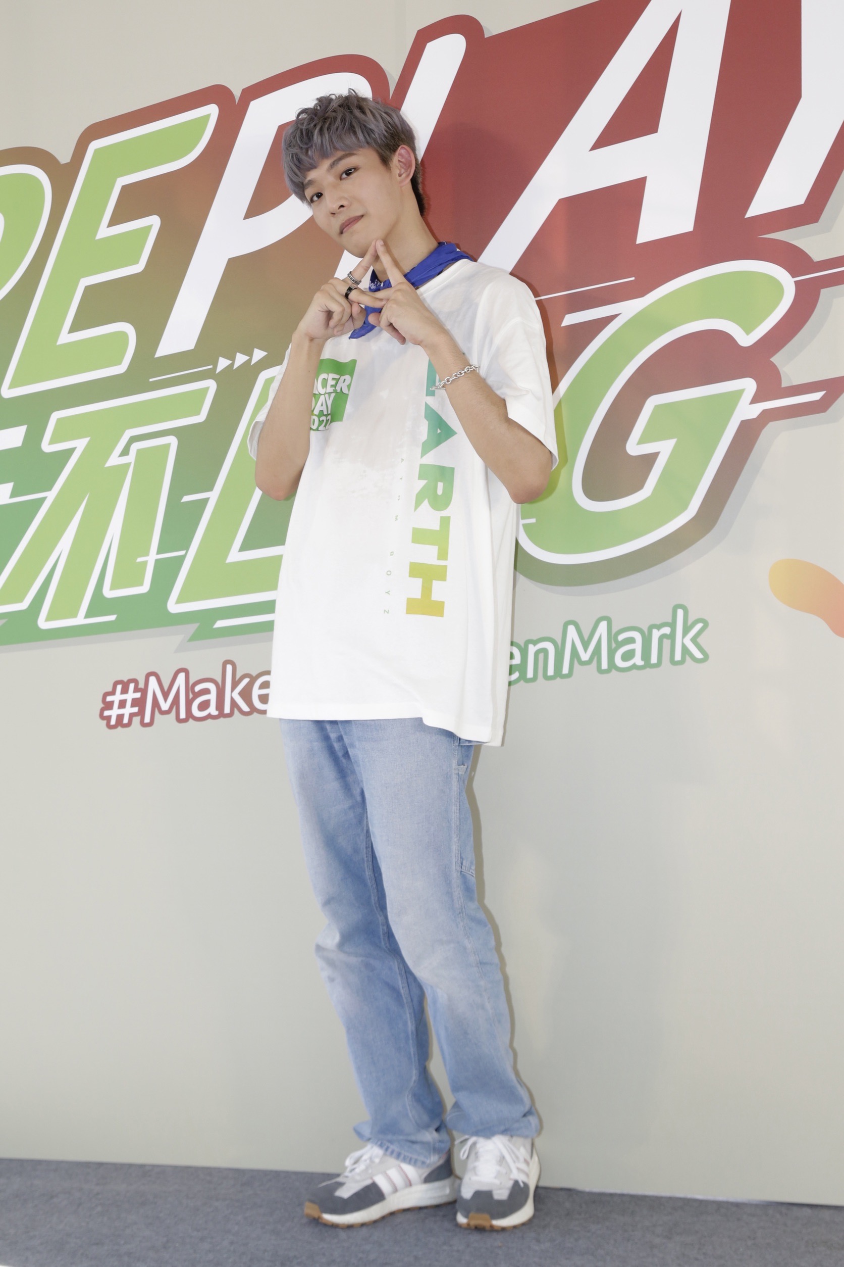 活動在炎熱天氣下舉行，早已汗流挾背的林煥鈞拍照時仍敬業滿足攝影師的要求。