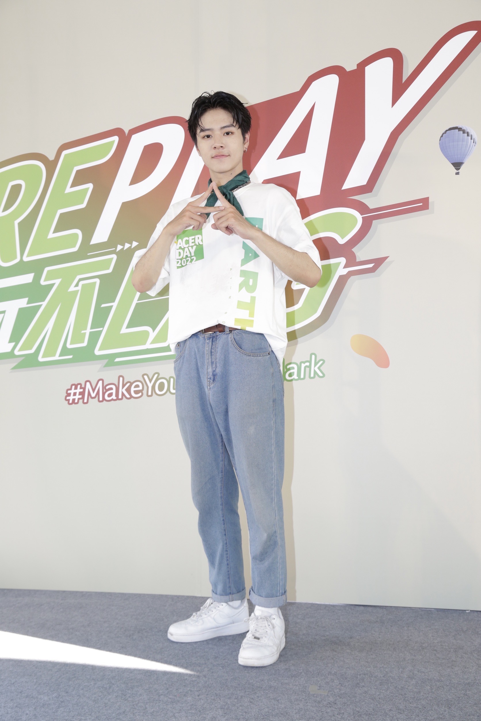 林佳辰出門習慣帶大背包，「裡面什麼東西都有，所以選擇筆電來說，輕便方便攜帶很重要。」