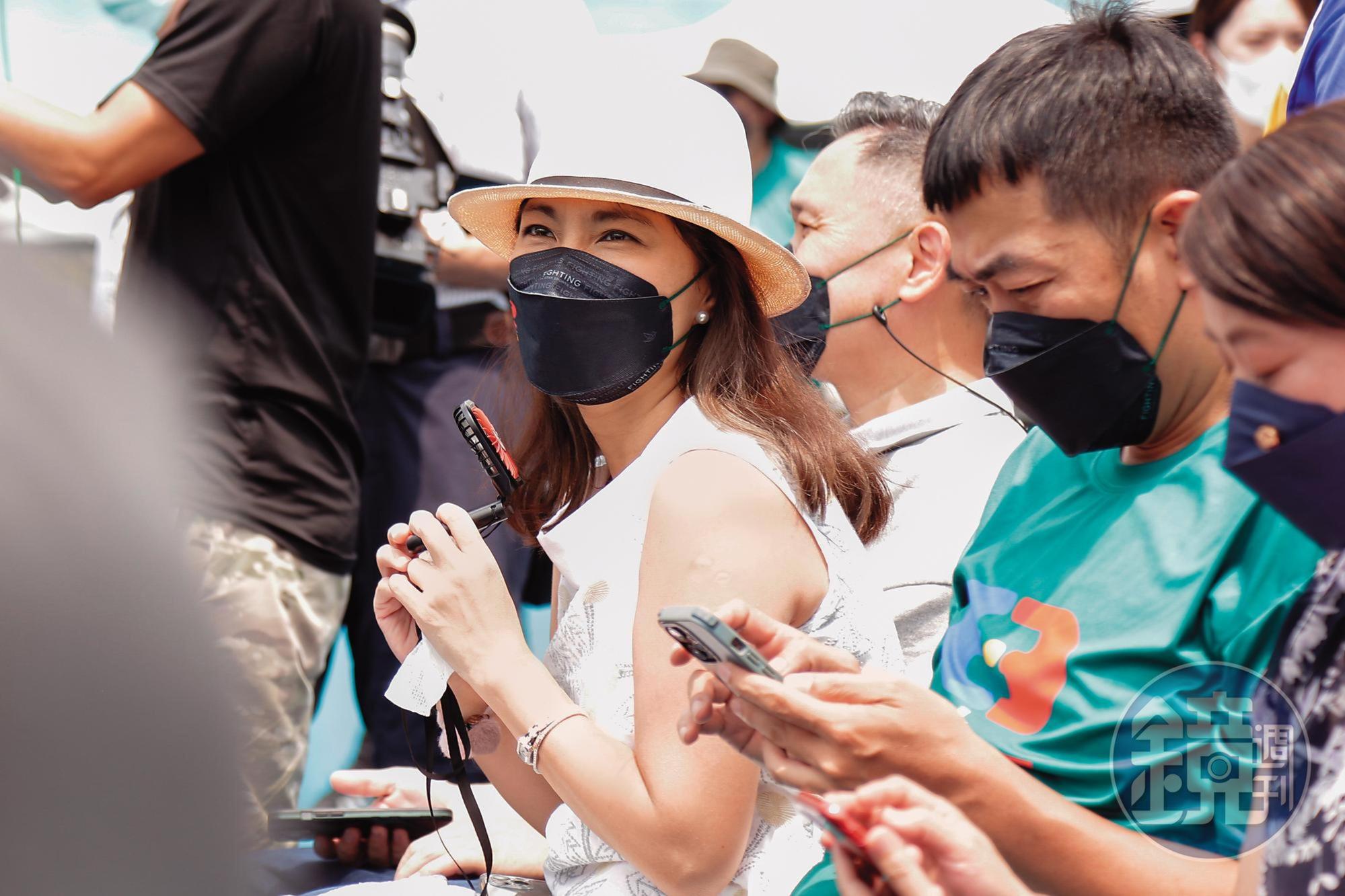 好看娛樂總經理王貞妮（左）、與製作人湯宗霖（右）出席《全明星運動會》第四季首映記者會。