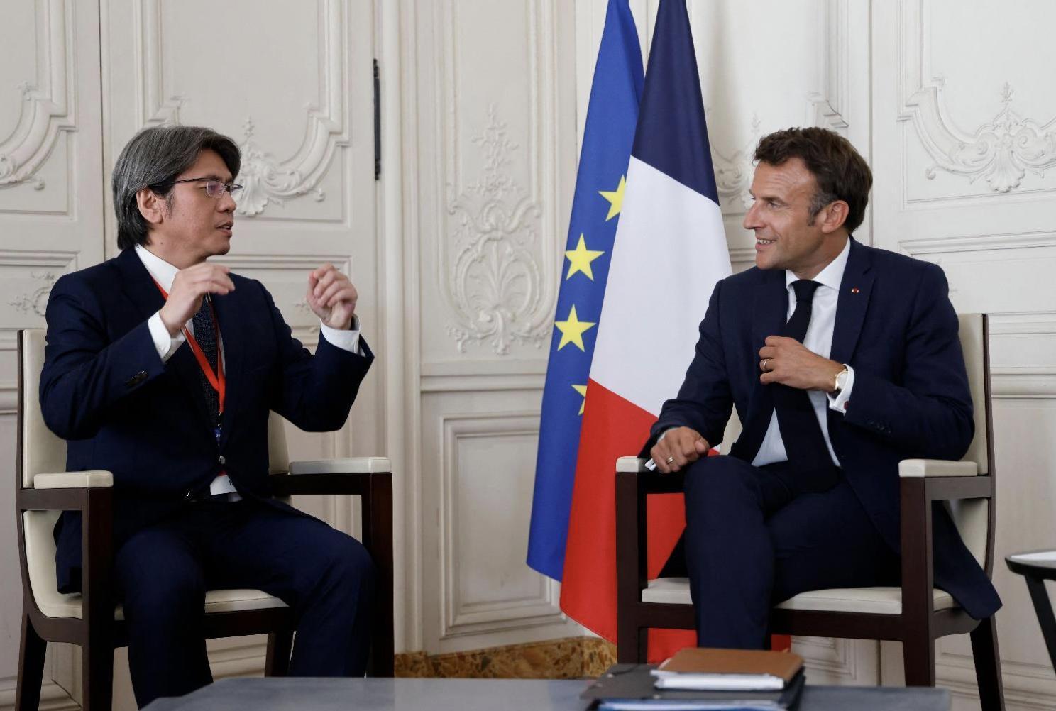 法國總統馬克宏（右）與輝能科技執行長暨創始人楊思枏（左），於7月11日於凡爾賽宮舉辦的第五屆“Choose France”商業峰會進行談話。（輝能科技提供）