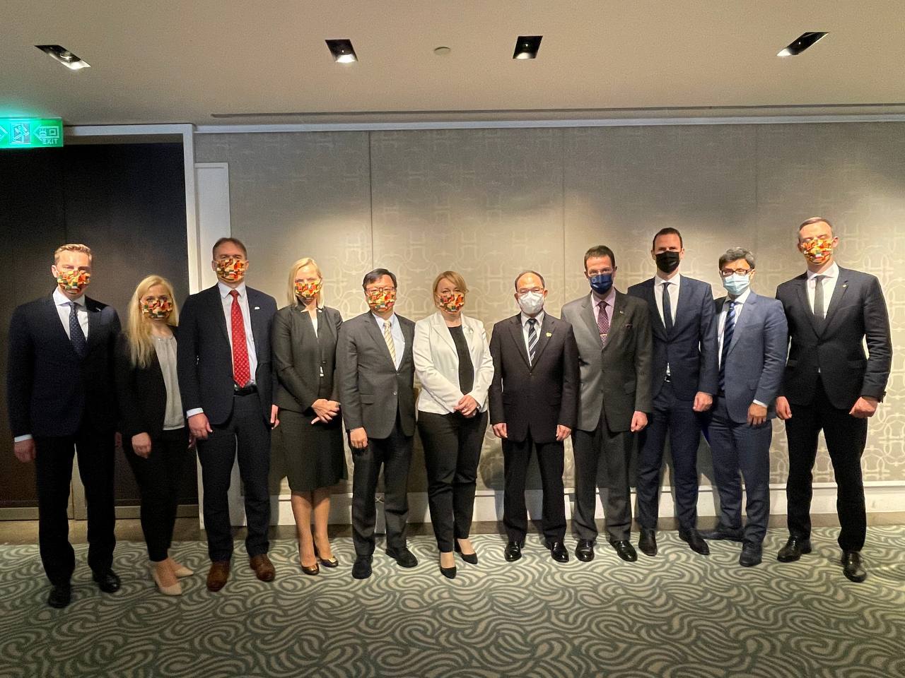 立陶宛經濟暨創新部政務次長聶琉嫻娜（中）上月曾訪台，近日她則透露，立陶宛駐台北經貿辦事處預定在9月12日開館。（外交部提供）