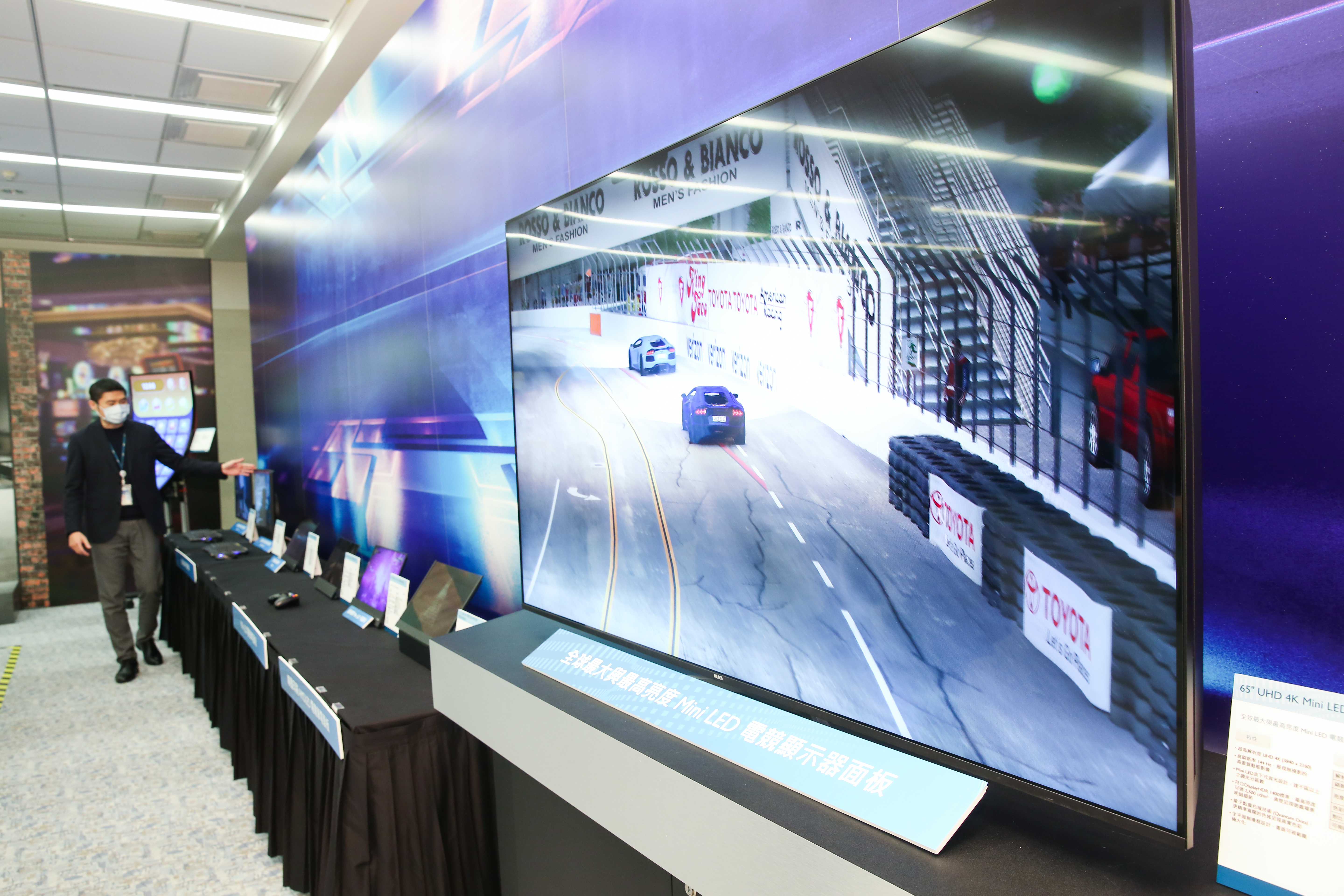 面板景氣從去年第四季開始下修,第二季起廠商啟動減產,似是底部浮現訊號。圖為友達光電曲面電競面板。(本刊資料照)