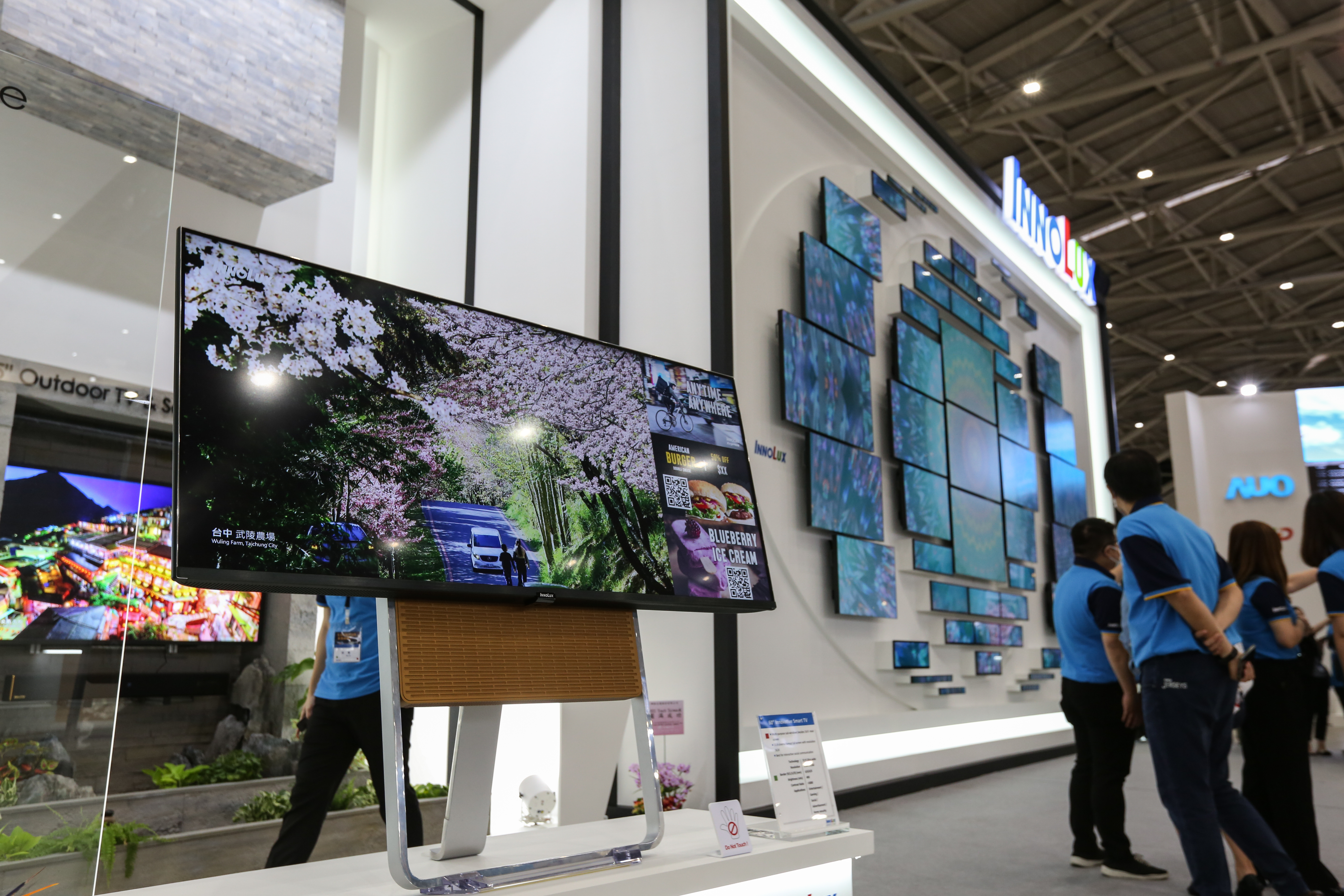 友達與群創股價淨值比已來到歷史低檔，接下來該如何操作？恐怕是兩家公司數十萬股東最想知道的事。圖為群創智慧顯示展覽。（本刊資料照）