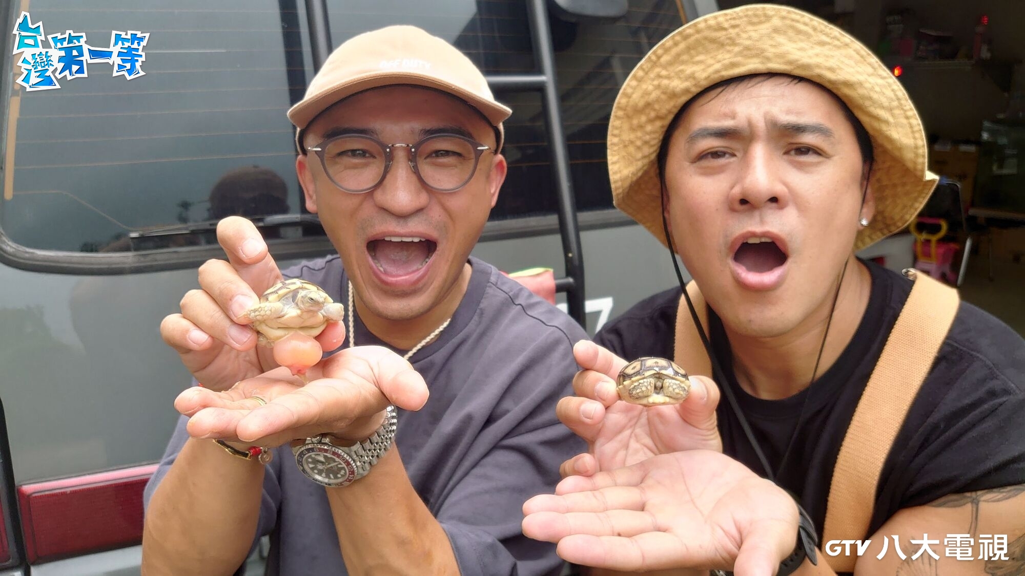 小馬（左）、竇智孔（右）一起出外景。（八大提供）