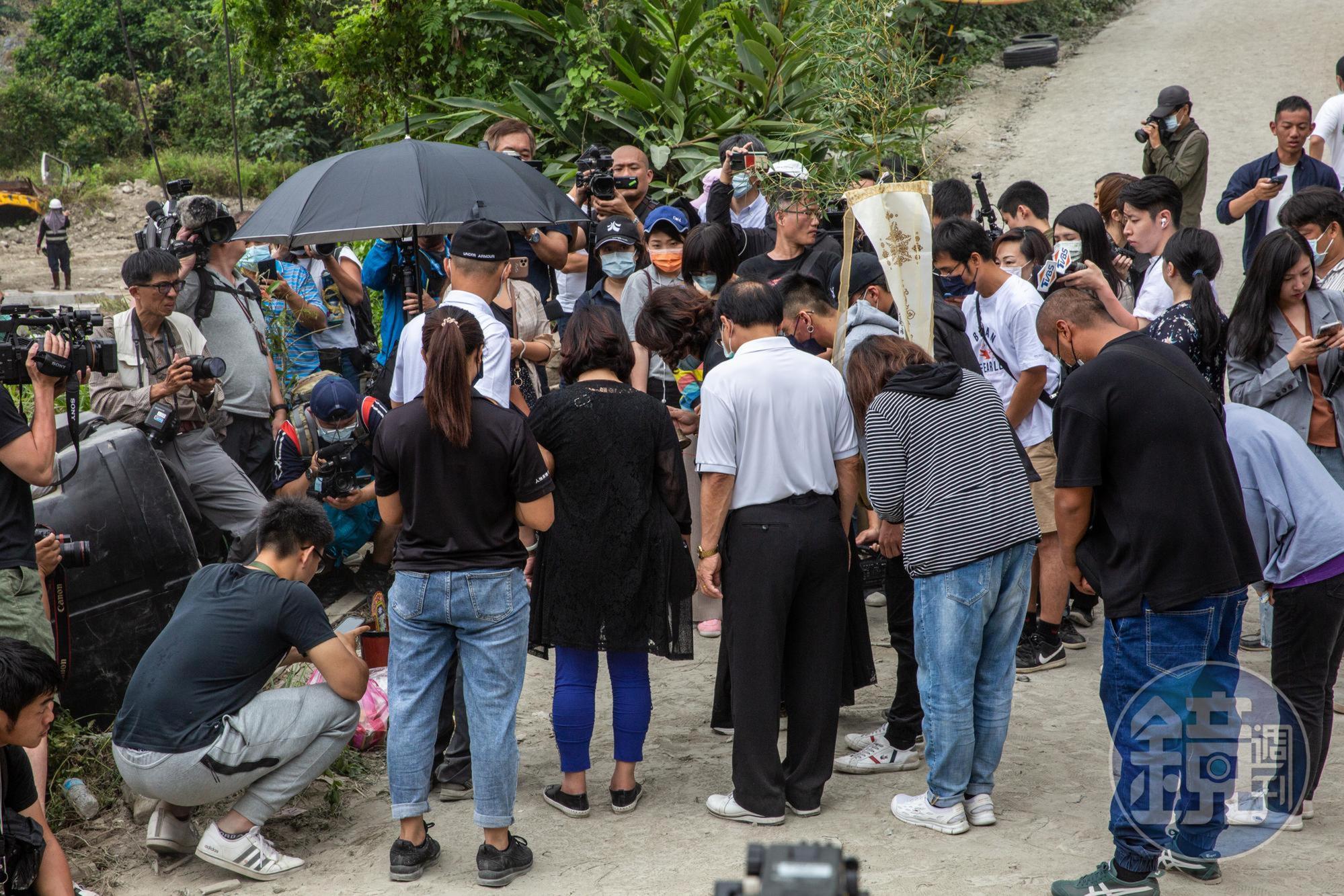 太魯閣號出軌事件發生後,死者家屬前往意外現場進行招魂,悲痛不已。(本刊資料照)
