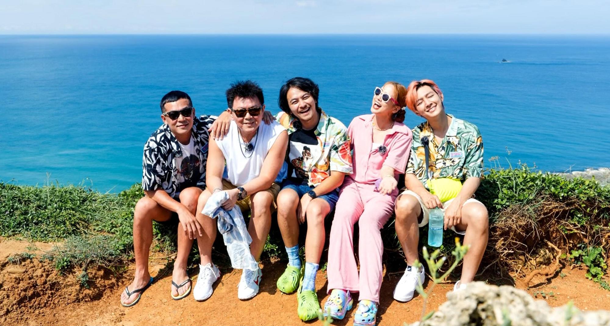 姚元浩（左起）、庹宗康、楊銘威、鬼鬼、炎亞綸到墾丁出外景。（TVBS提供）