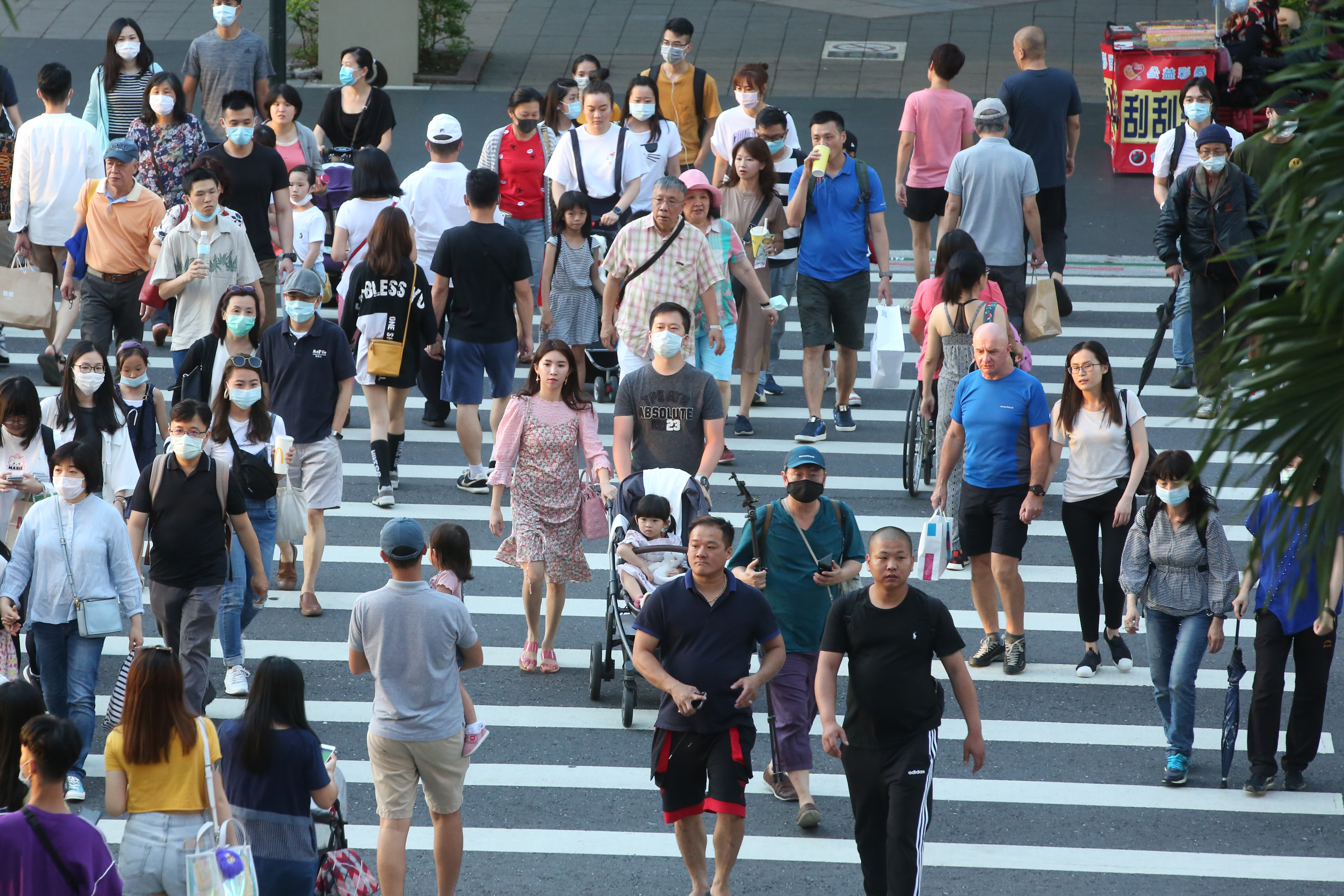 國內今新增22,347例本土個案及248例境外移入；另確診個案中新增53例死亡。（示意圖，本刊資料照）