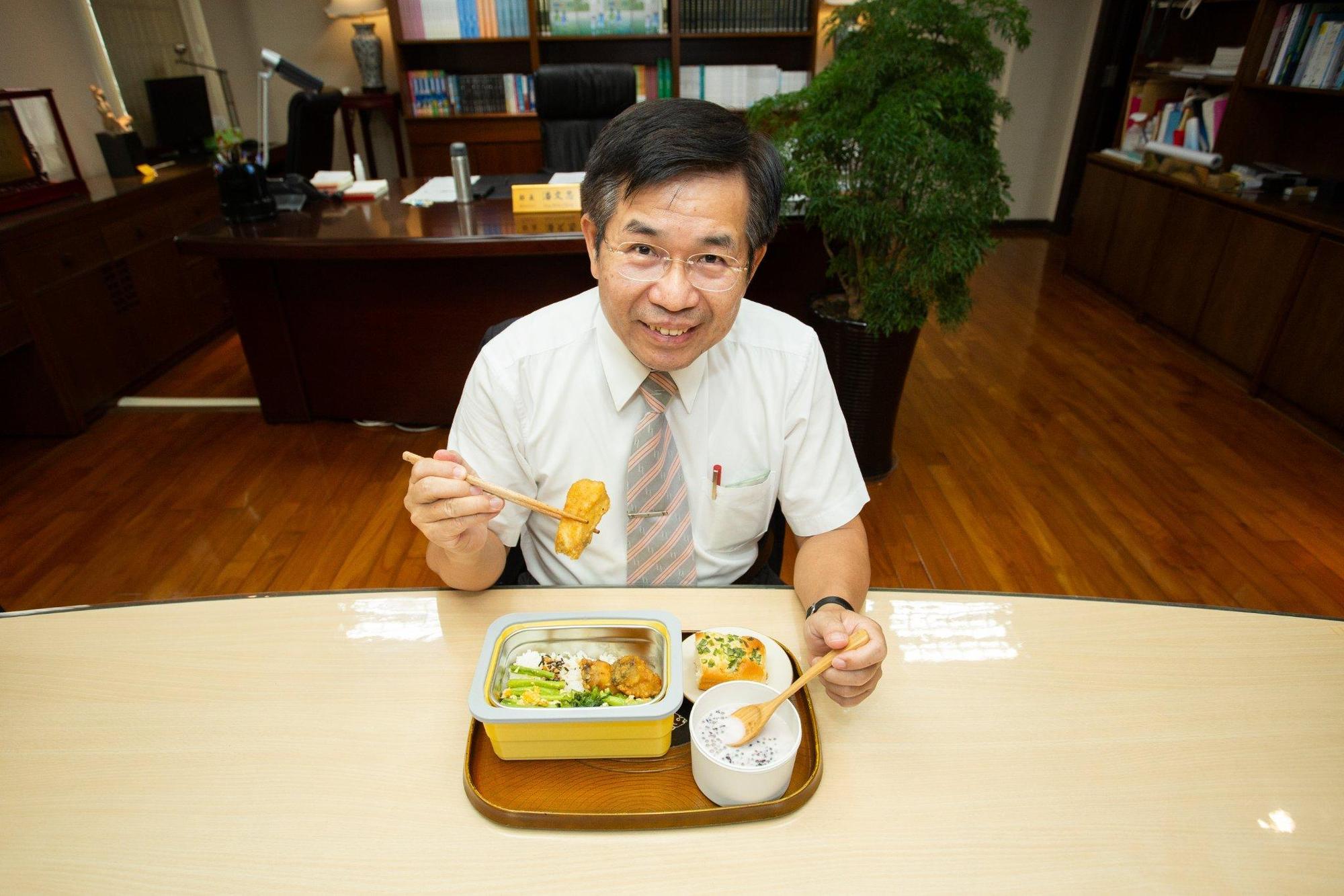 行政院專款補助6億元替全國國中小學子加菜，每月可以吃到一餐石斑魚。（翻攝潘文忠臉書）