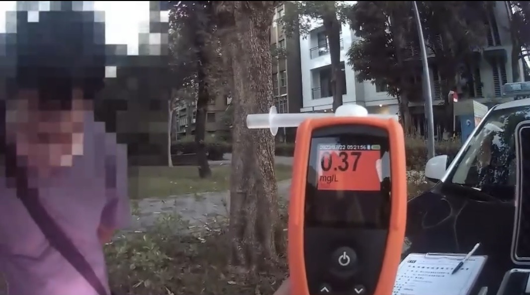 北市一名外送員吃完麻油雞繼續送單，怎料遇到酒測臨檢，遭酒駕法辦。（翻攝畫面）