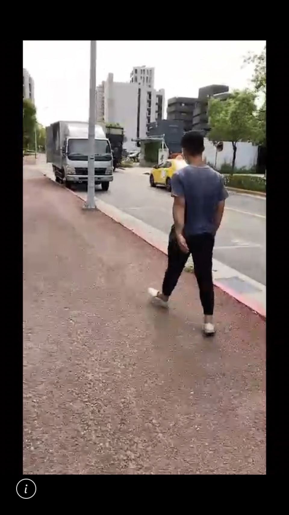 江男在北投區隨機攻擊女老師,女老師負傷拍下他的特徵。(翻攝畫面)