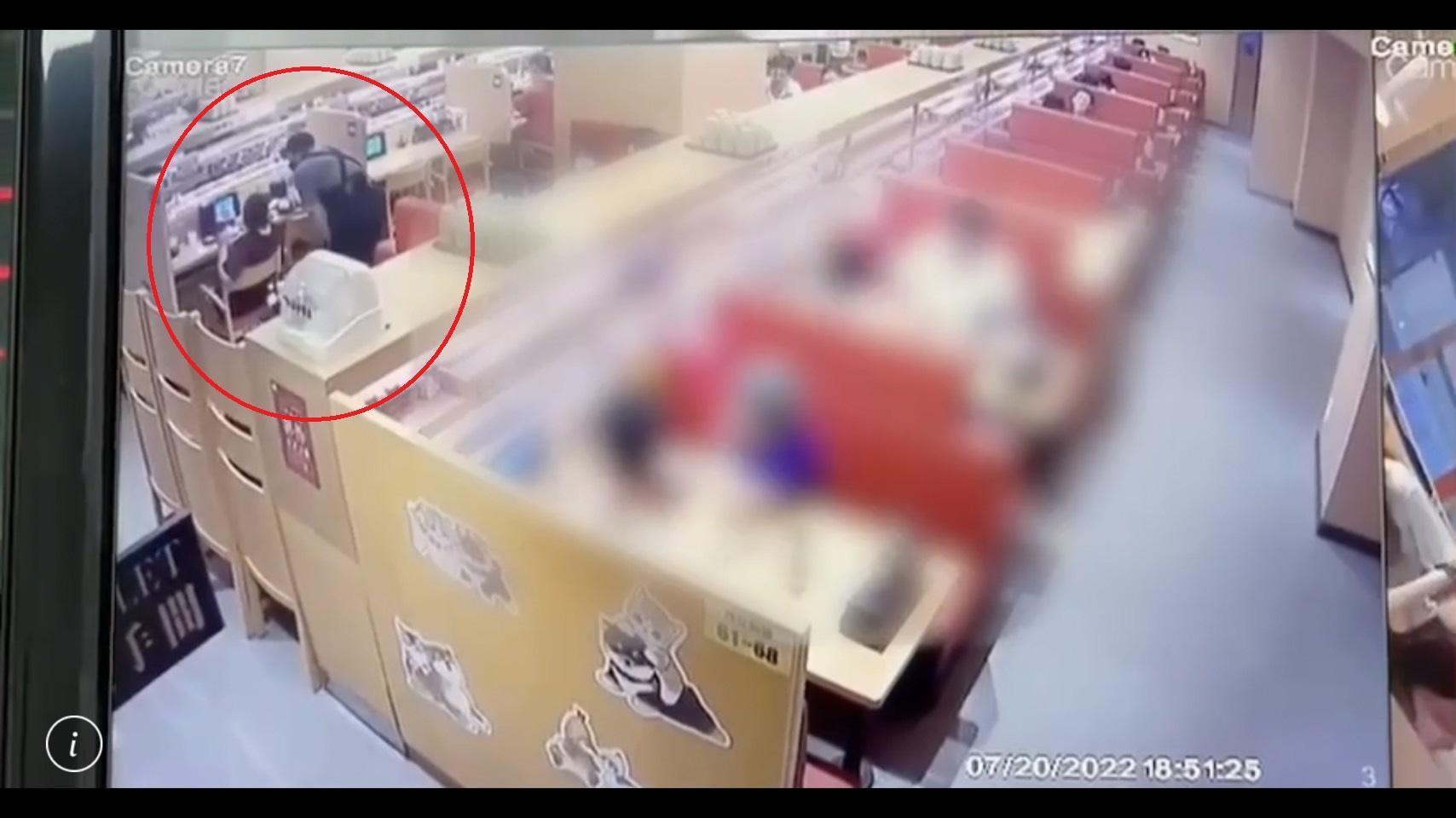楊女大啖高檔壽司,一個人就吃了近1800元。(翻攝畫面)