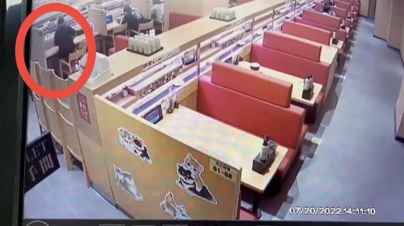 迴轉壽司店員要求楊女結帳，她竟兩手一攤稱沒錢。（翻攝畫面）