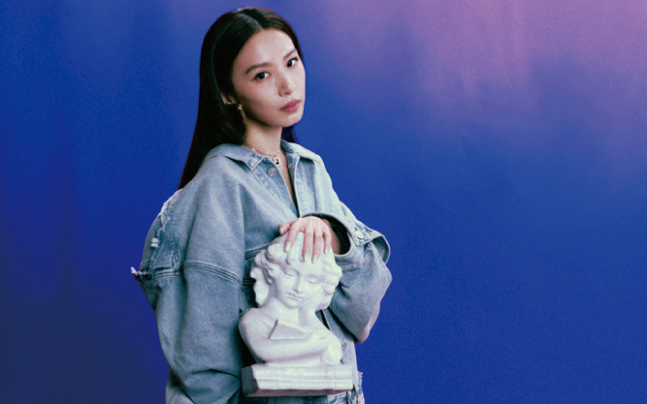 Hebe表示不排斥情緒的波動，「就像月圓月缺一樣，我會盡量跟它好好相處。」（《Elle》國際中文版提供）