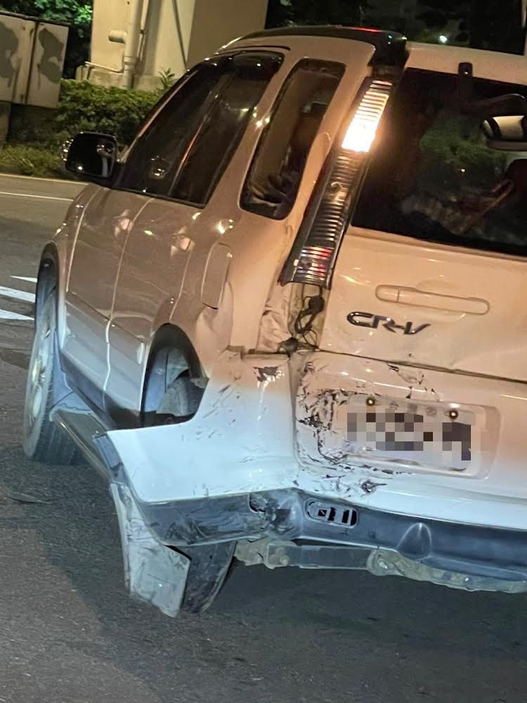  廖家儀搭乘白色汽車後座，遭黑色汽車撞擊，她強調「後座繫安全帶」很重要！（民視提供）