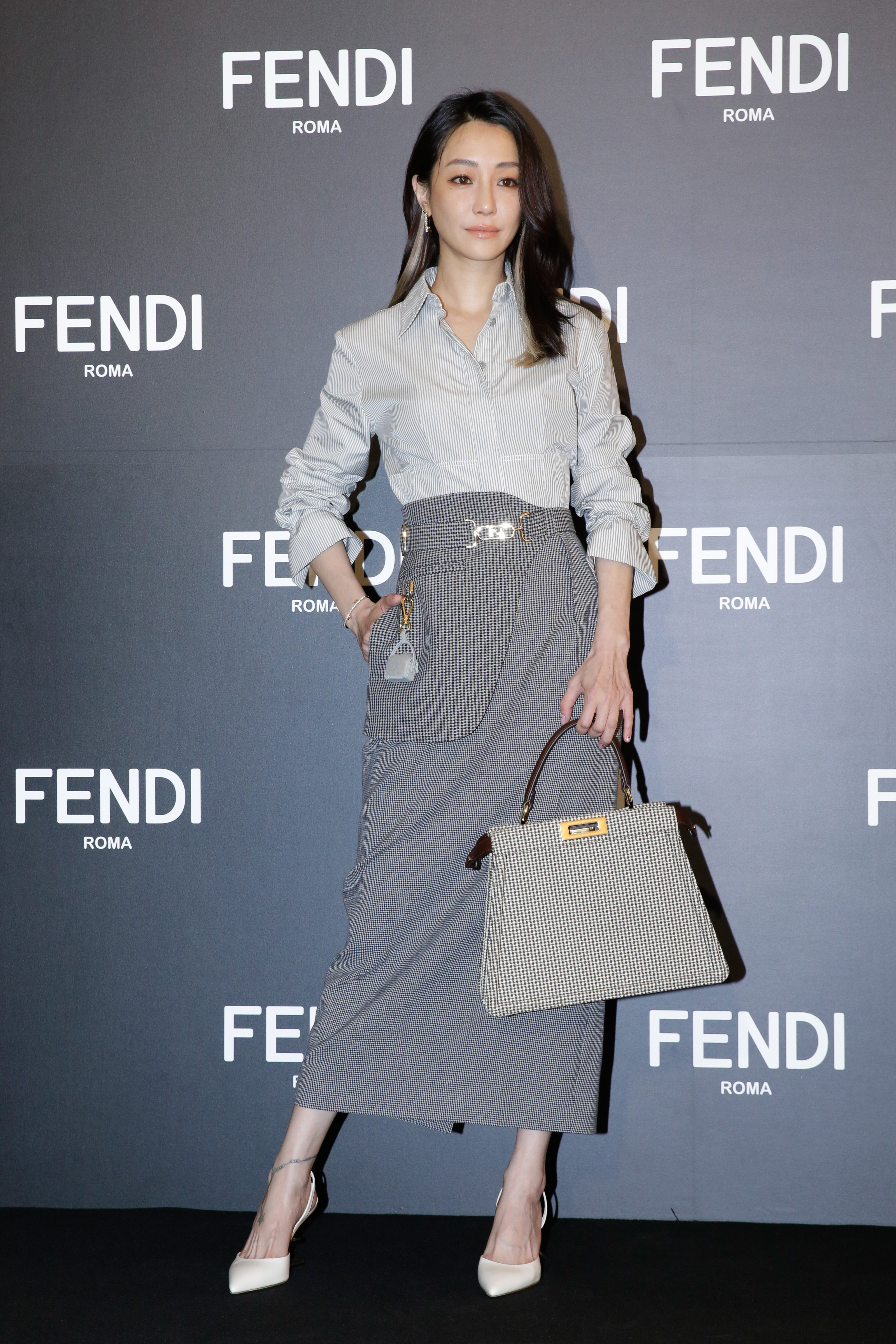 謝欣穎身著FENDI長袖襯衫，鉛筆裙上「偽馬甲」的結構讓她讚不絕口。