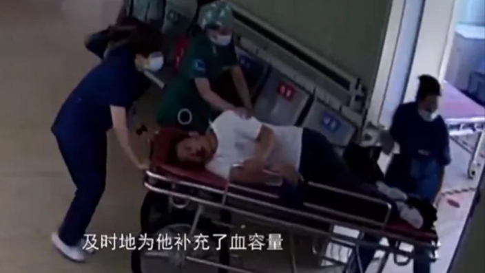 一名男子在大熱天時喝一口冷凍飲料即時降溫，引發賁門血管撕裂吐血。（翻攝自易網視頻）