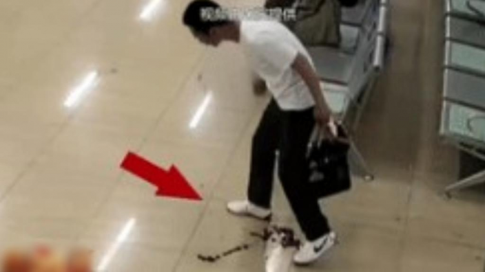 一名男子在大熱天時喝一口冷凍飲料即時降溫，引發賁門血管撕裂吐血。（翻攝自易網視頻）