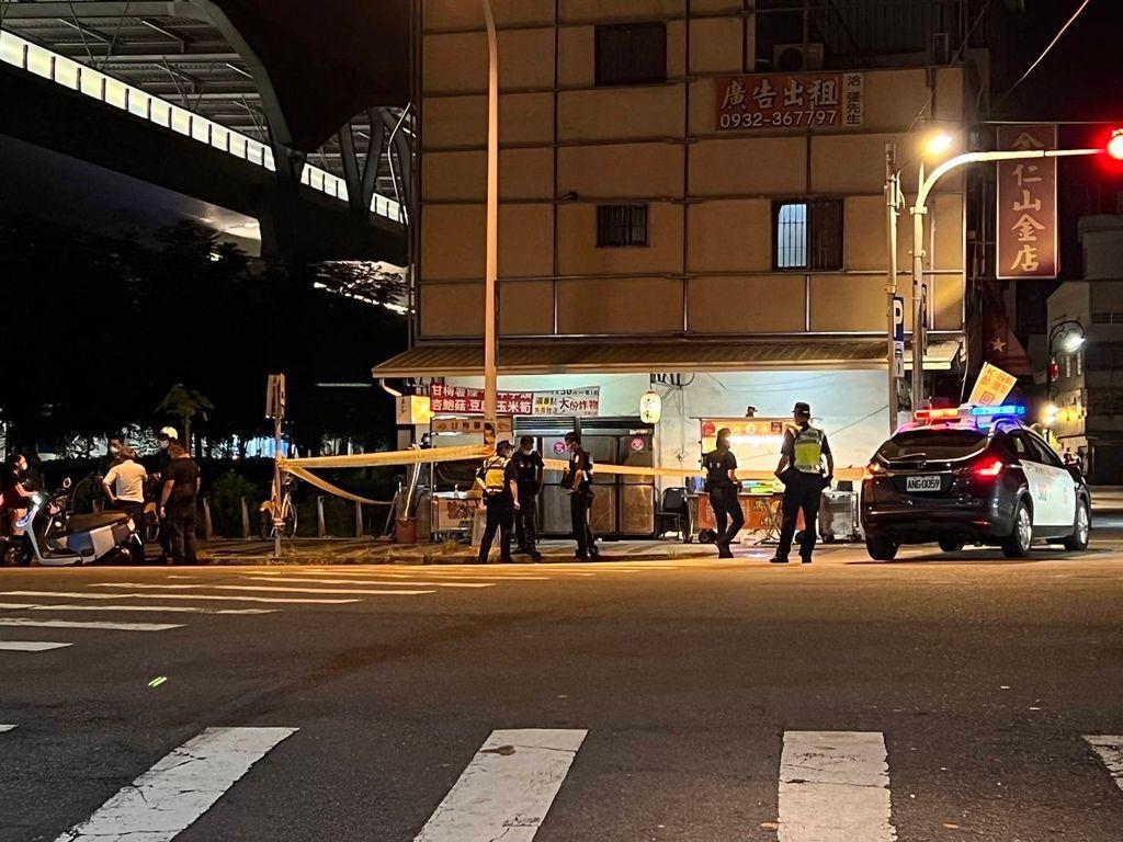 潭子發生行刑式槍擊案,曾姓滷味攤老闆遭一名BMW男朝頭部連開3槍,警方獲報封鎖現場蒐證。(翻攝自記者爆料網)