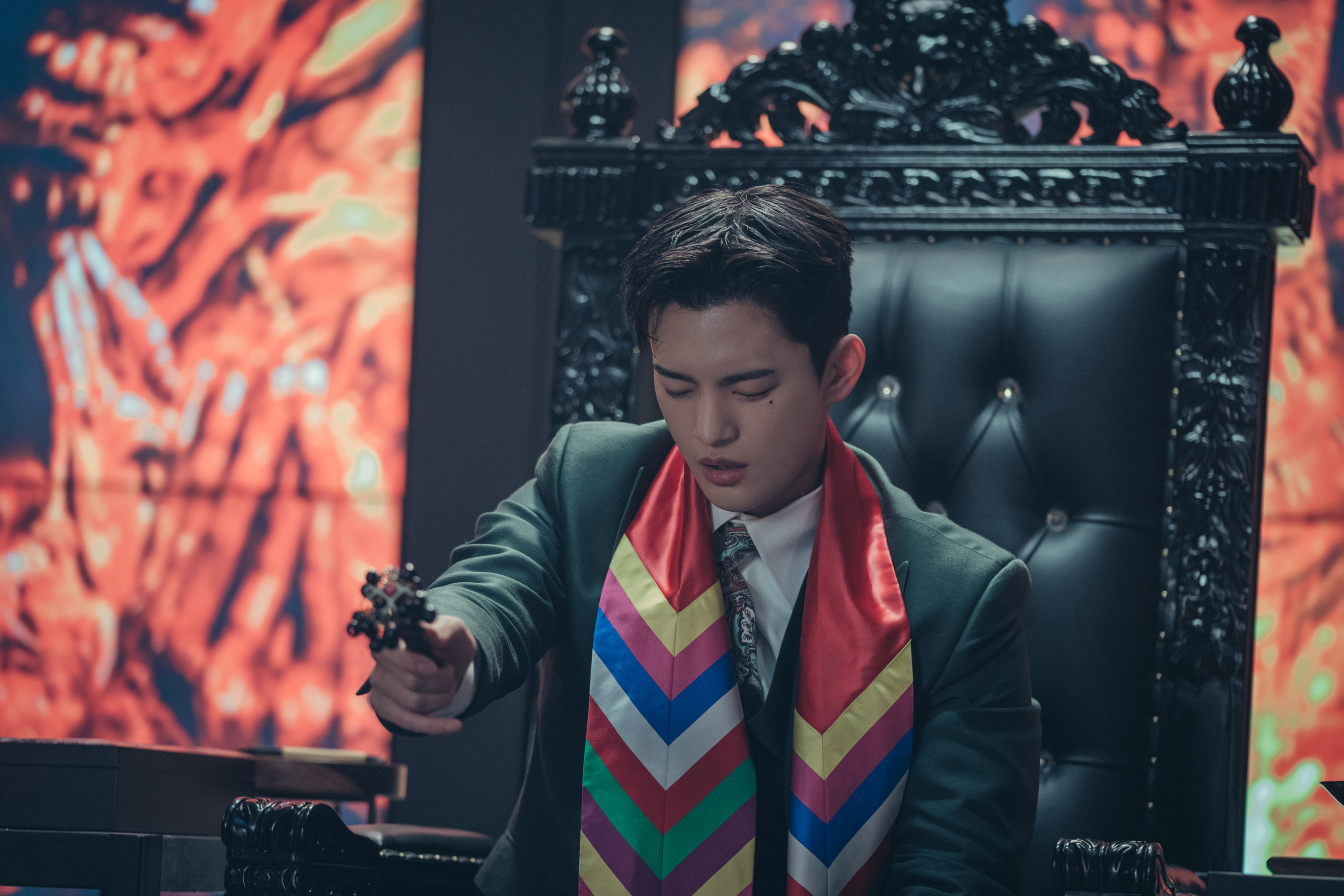 徐仁國在《美男堂》以看面相斷命格的算命仙出場,笑翻許多觀眾。(Netflix提供)